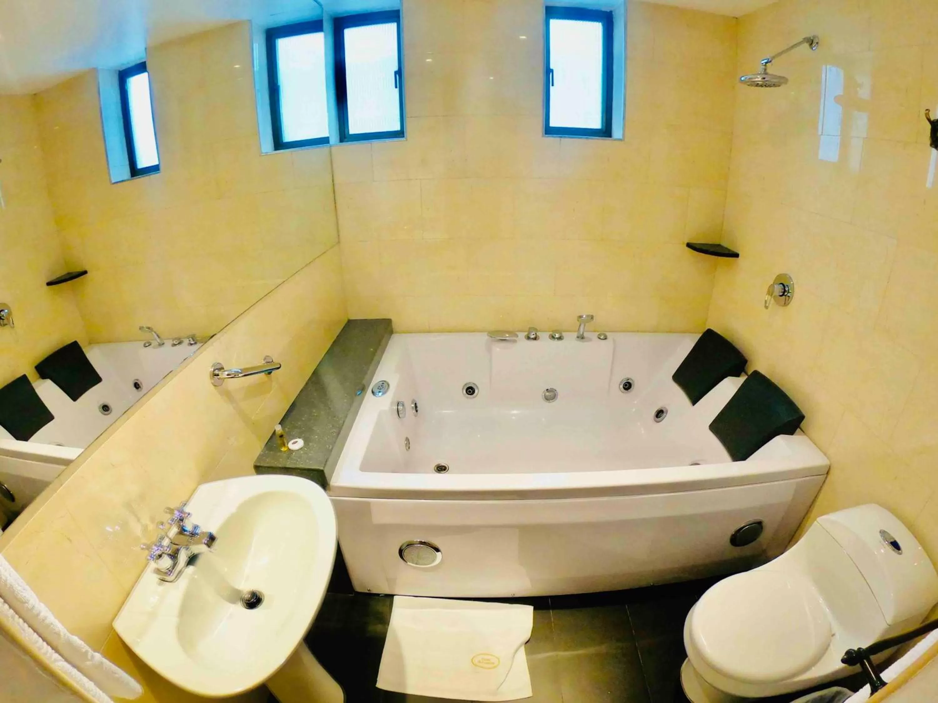 Bathroom in Hotel Casa Mahanaim Colferias, Bogotá