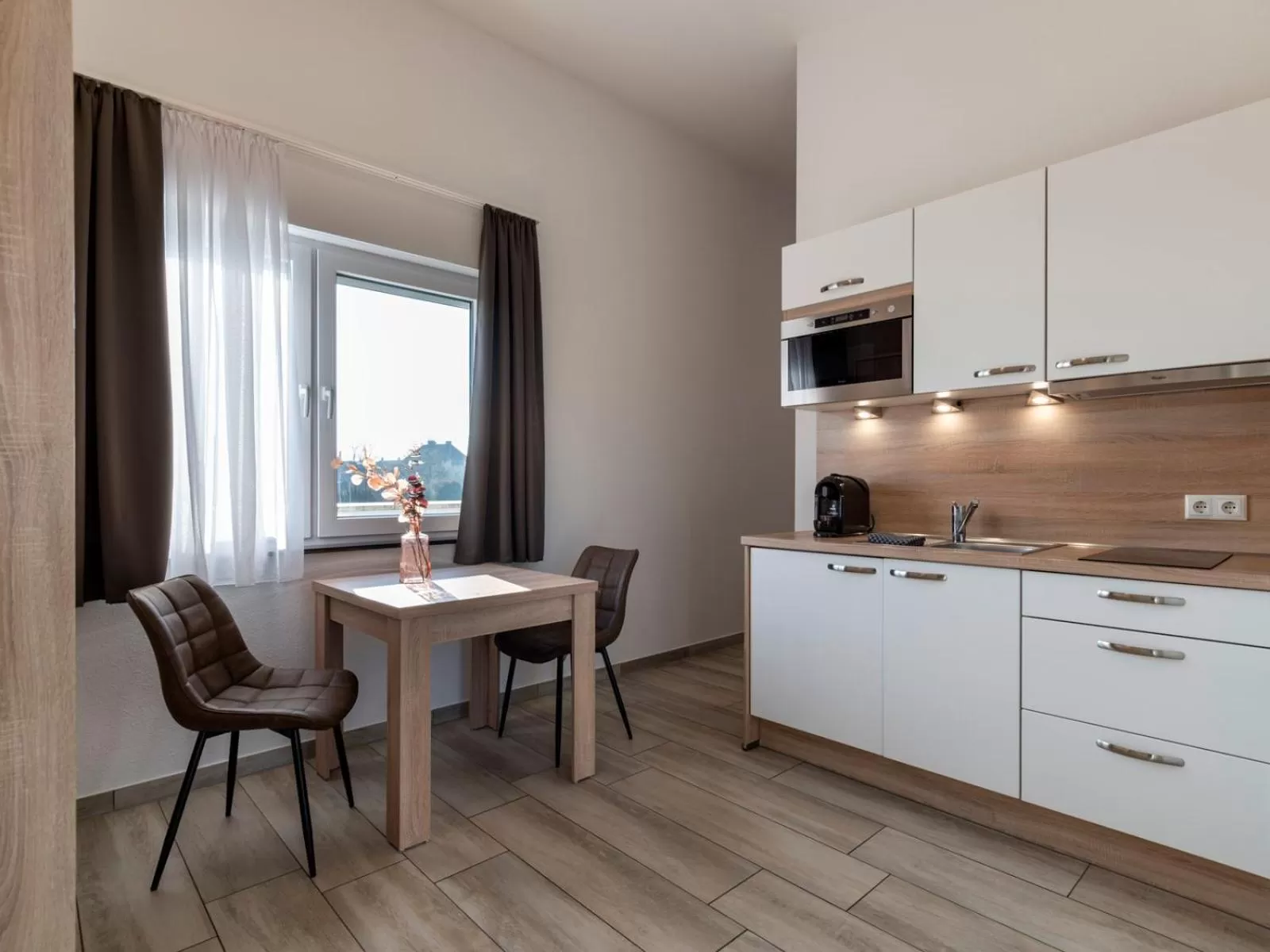 Kitchen/Kitchenette in GLEUEL INN - digital hotel & serviced apartments & boardinghouse mit voll ausgestatteten Küchen