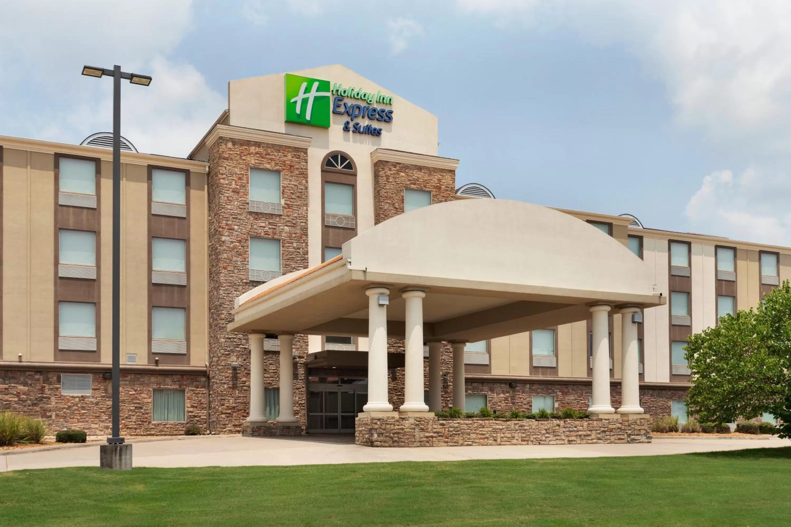 Property building in Holiday Inn Express & Suites Searcy by IHG