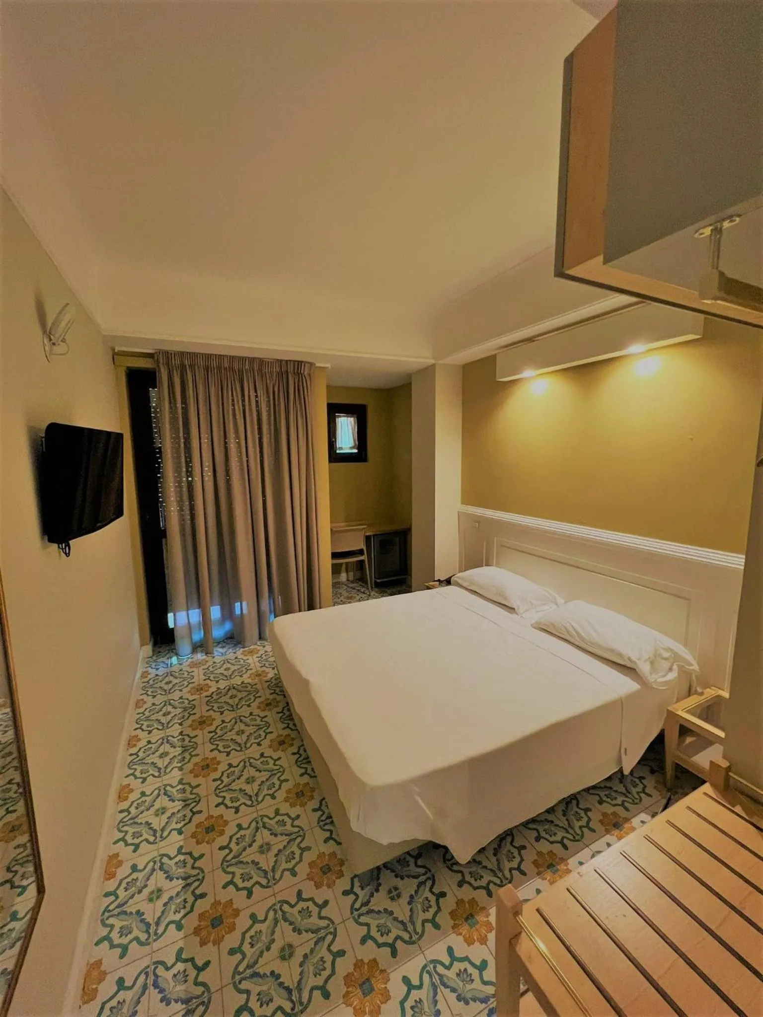 Bathroom, Bed in Hotel Zeus