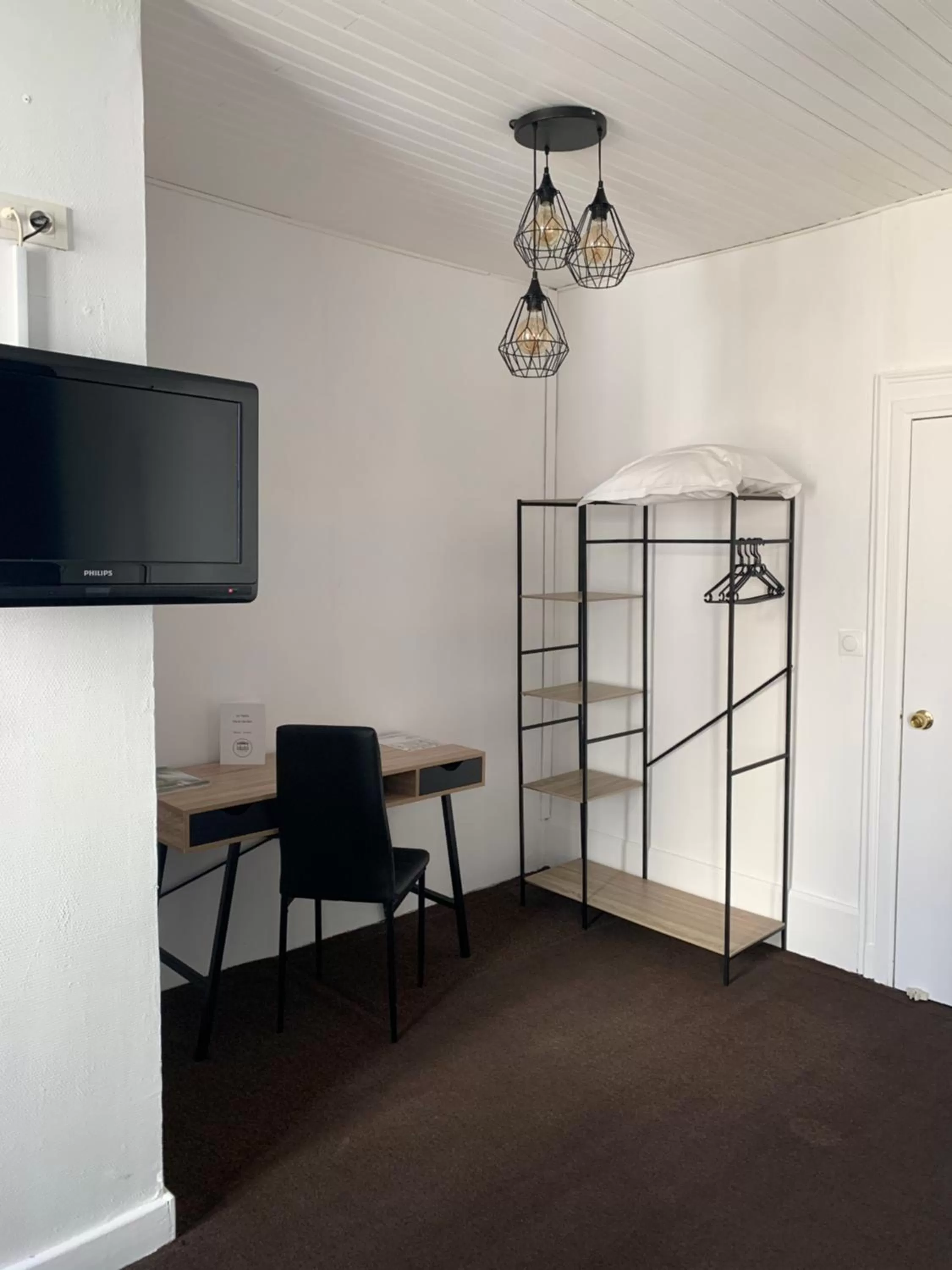 Living room, TV/Entertainment Center in Hôtel & Restaurant Le Patio VICHY