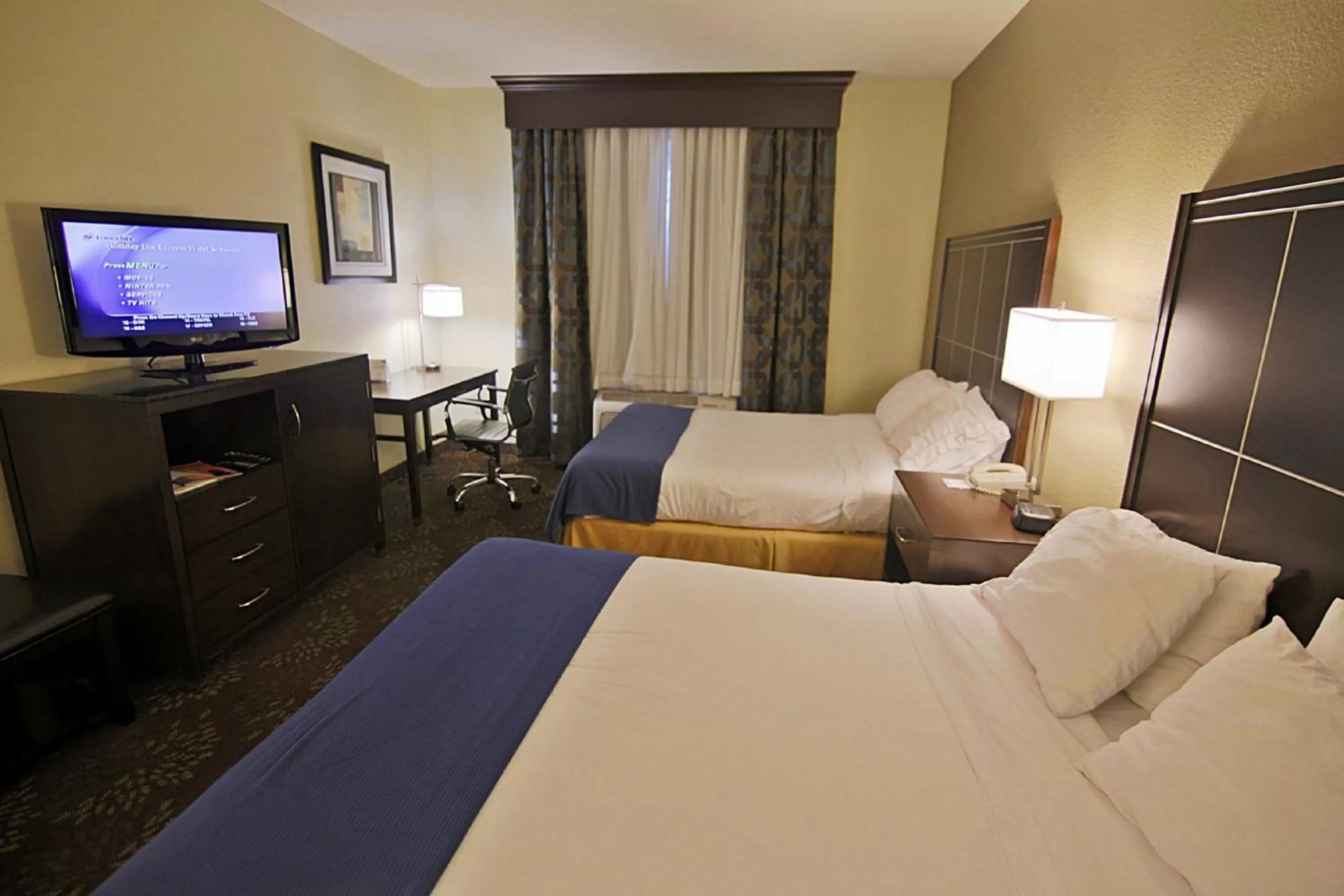 Photo of the whole room, Bed in Hampton Inn & Suites Cathedral City