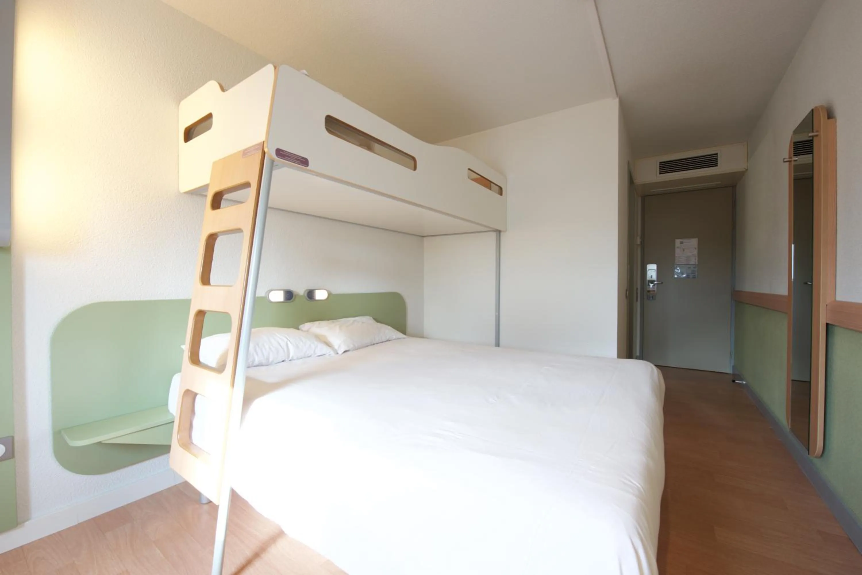Bed in ibis budget Pau Lescar