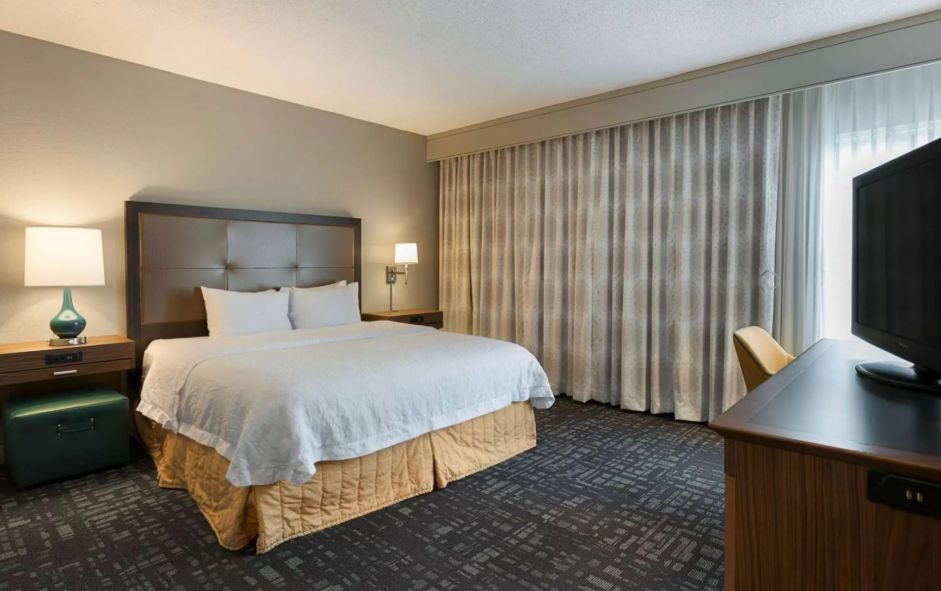 King Room with Accessible Tub - Mobility and Hearing Access/Non-Smoking in Hampton Inn & Suites Charlotte/Pineville King Room with Accessible Tub - Mobility and Hearing Access/Non-Smoking in Hampton Inn & Suites Charlotte/Pineville