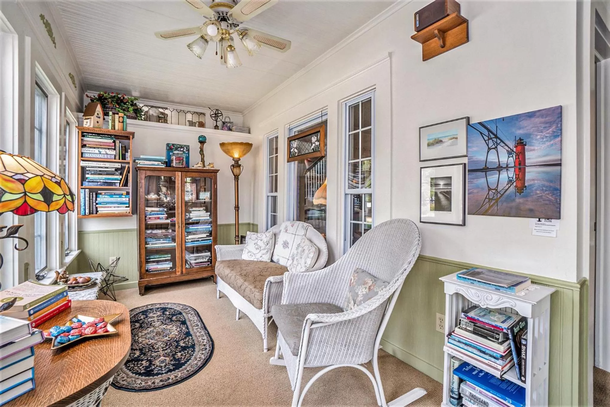 Library in Yelton Manor Bed and Breakfast