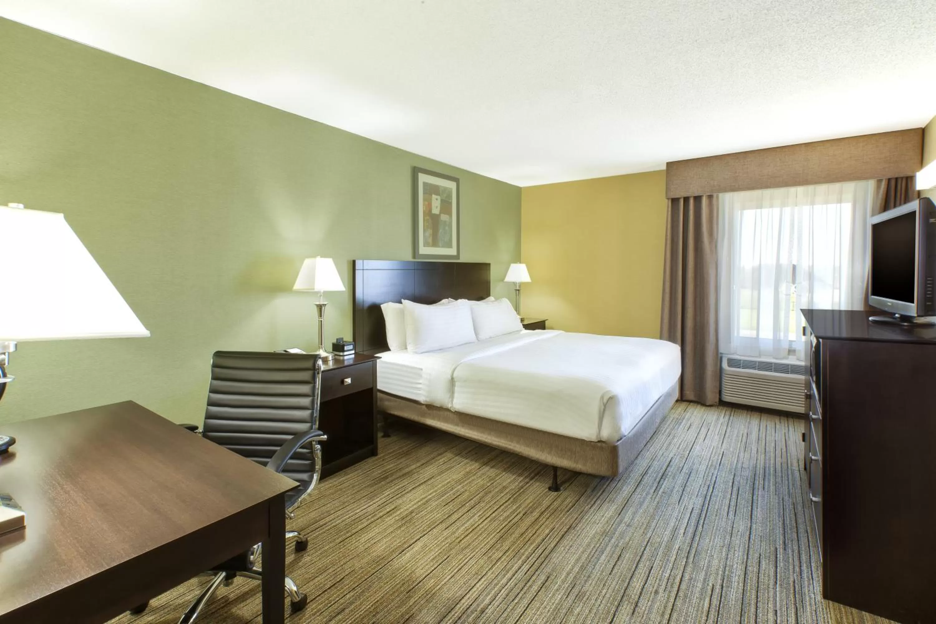 Photo of the whole room, Bed in Country Inn & Suites by Radisson Benton Harbor-St Joseph MI