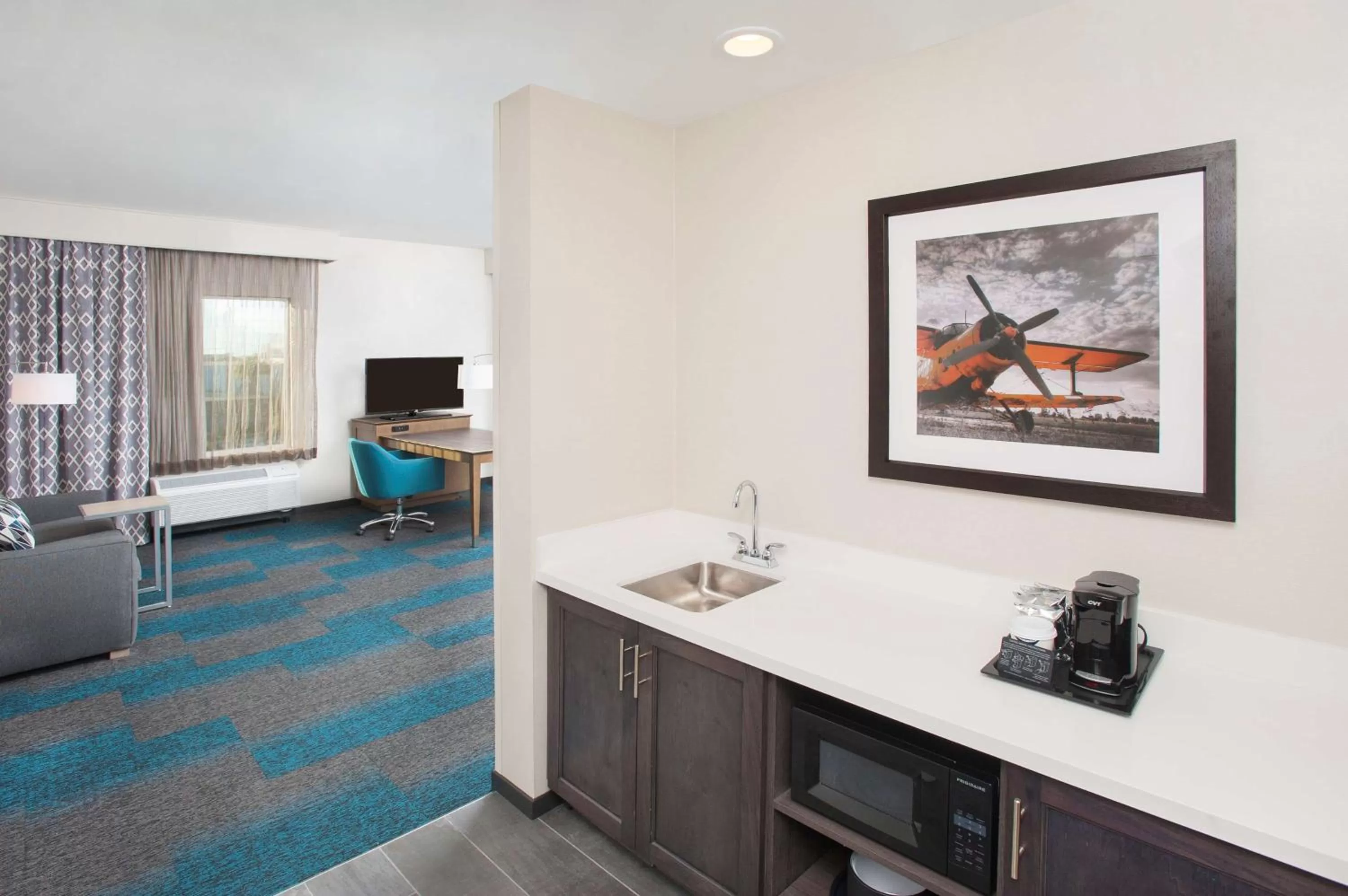 Kitchen or kitchenette in Hampton Inn & Suites LAX El Segundo
