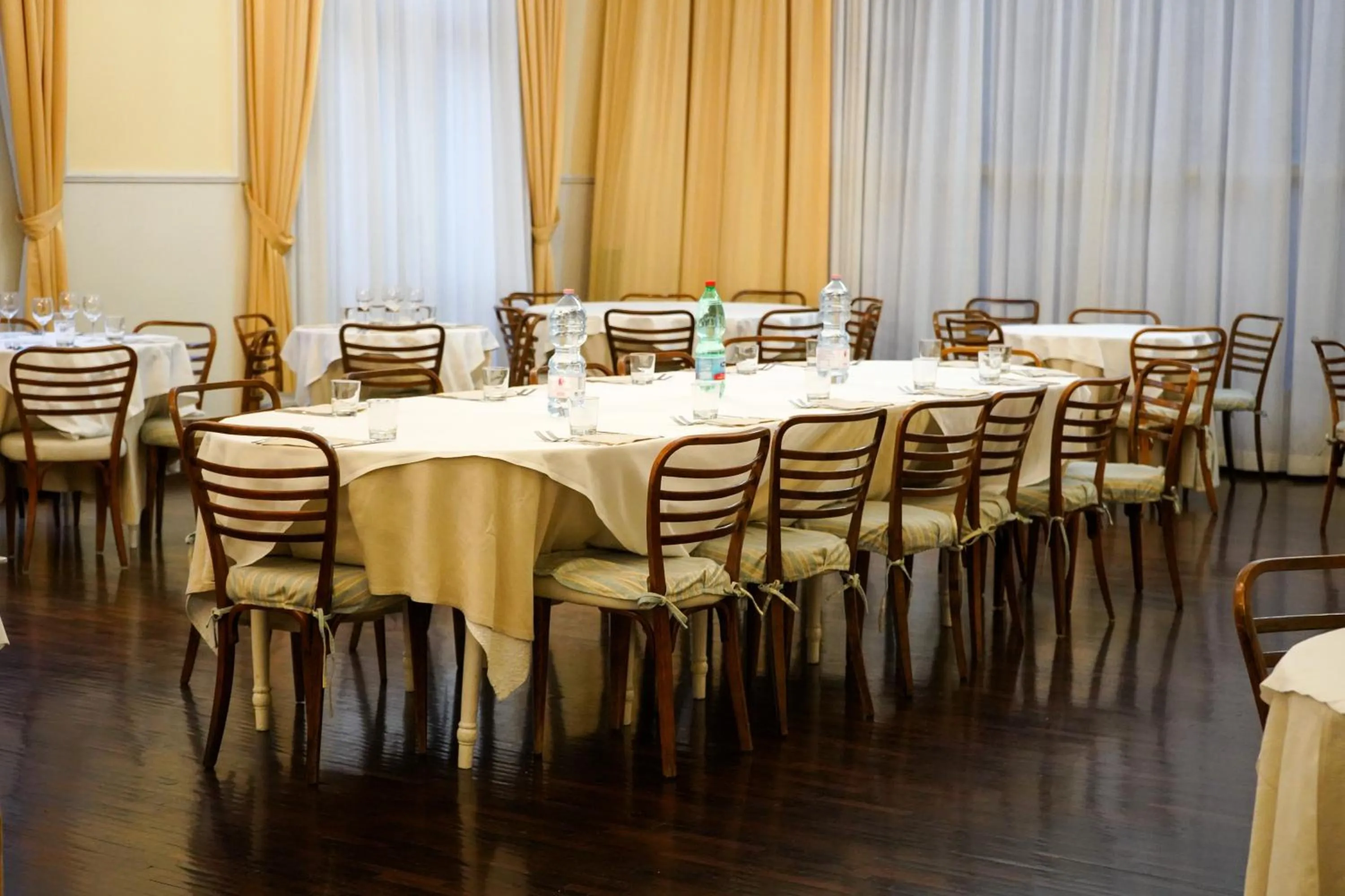 Restaurant/places to eat in HG Hotel Cappelli