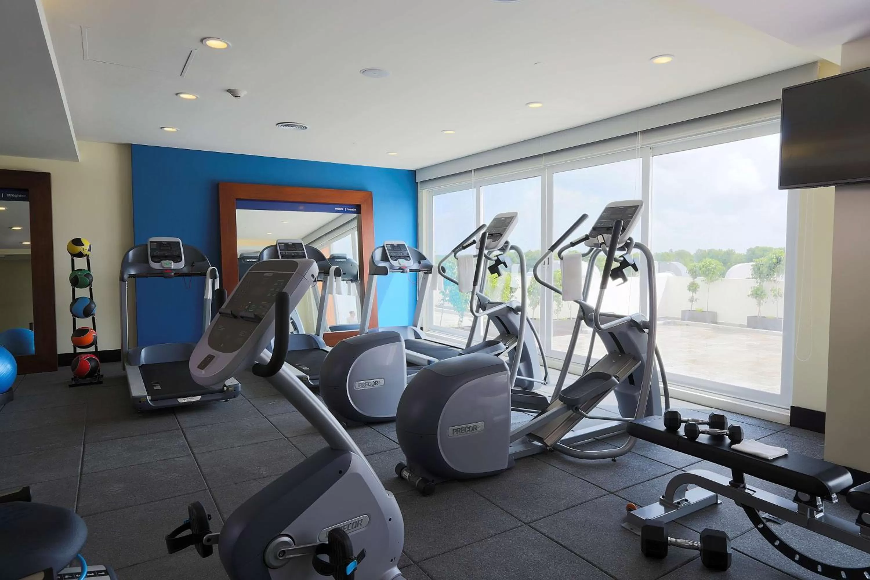 Fitness centre/facilities in Hampton Inn & Suites by Hilton Paraiso
