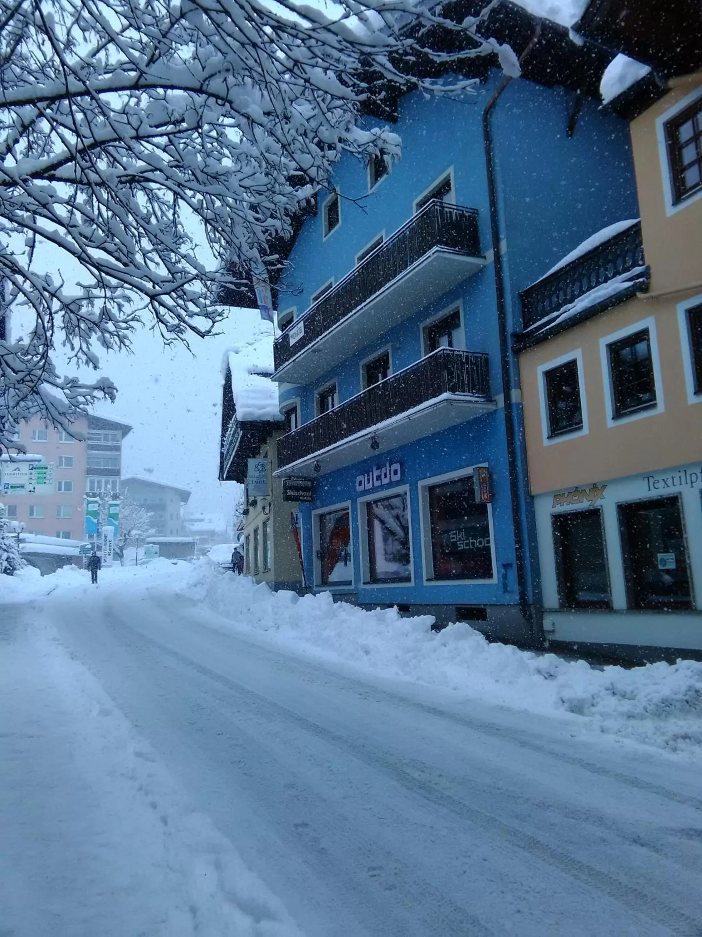 Property building, Winter in Haus Kleineisen by Châtel Reizen