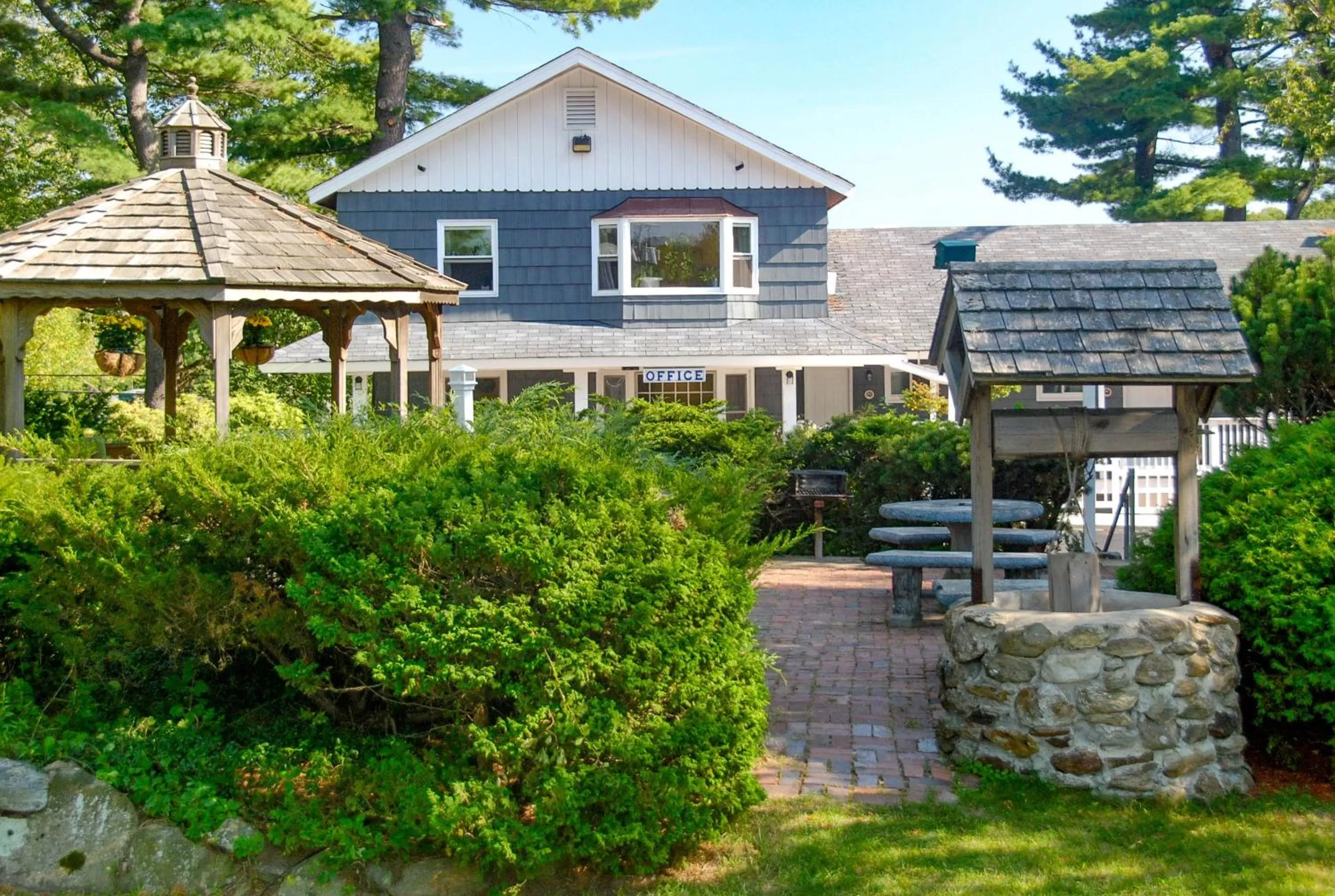 Patio in Kittery Inn & Suites