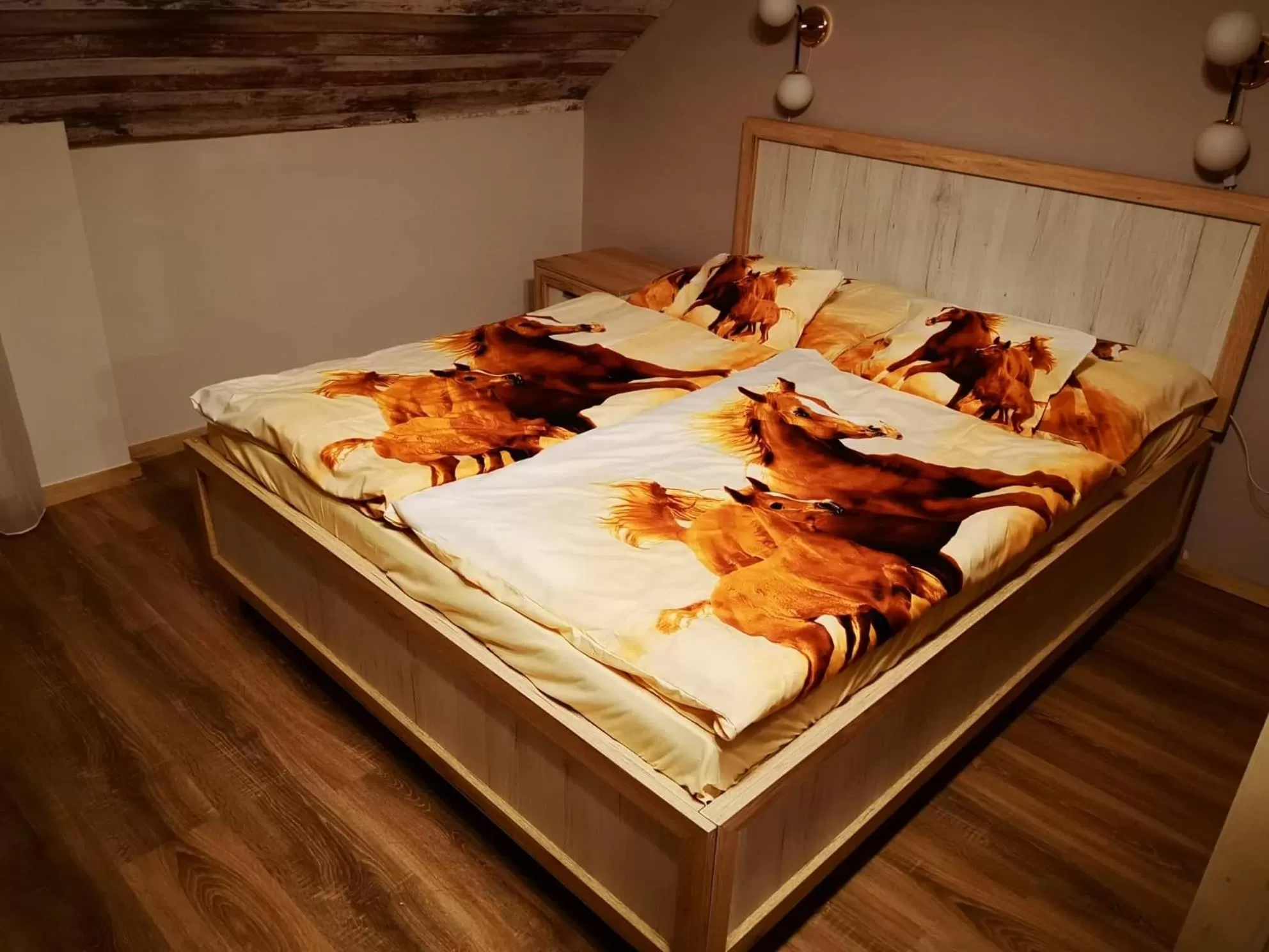 Photo of the whole room, Bed in Mátyus Udvarház Kengyel Fogadó Eger