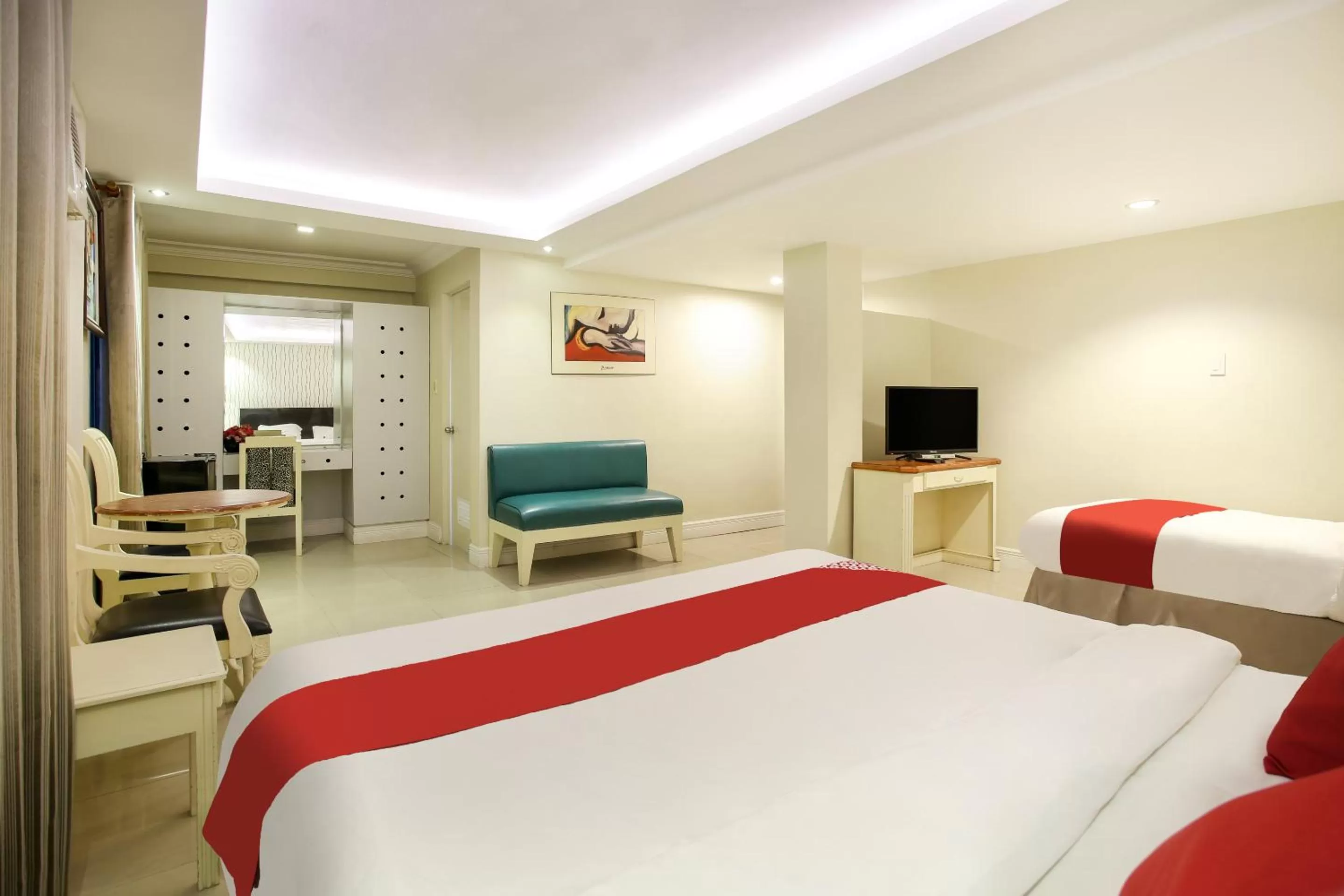 Photo of the whole room, Bed in Hotel Euroasia By BLUEBOOKERS