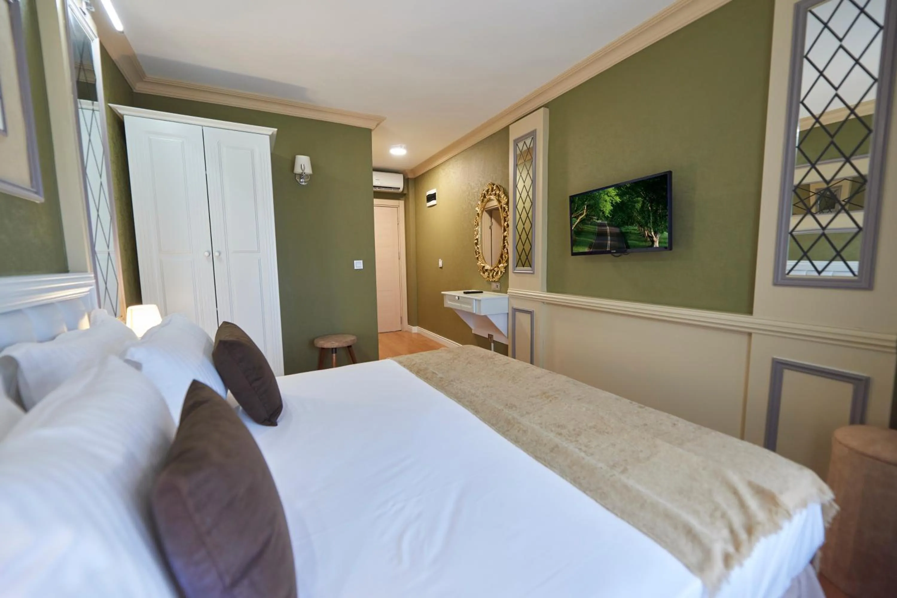 Photo of the whole room, Bed in Sunlight Hotel