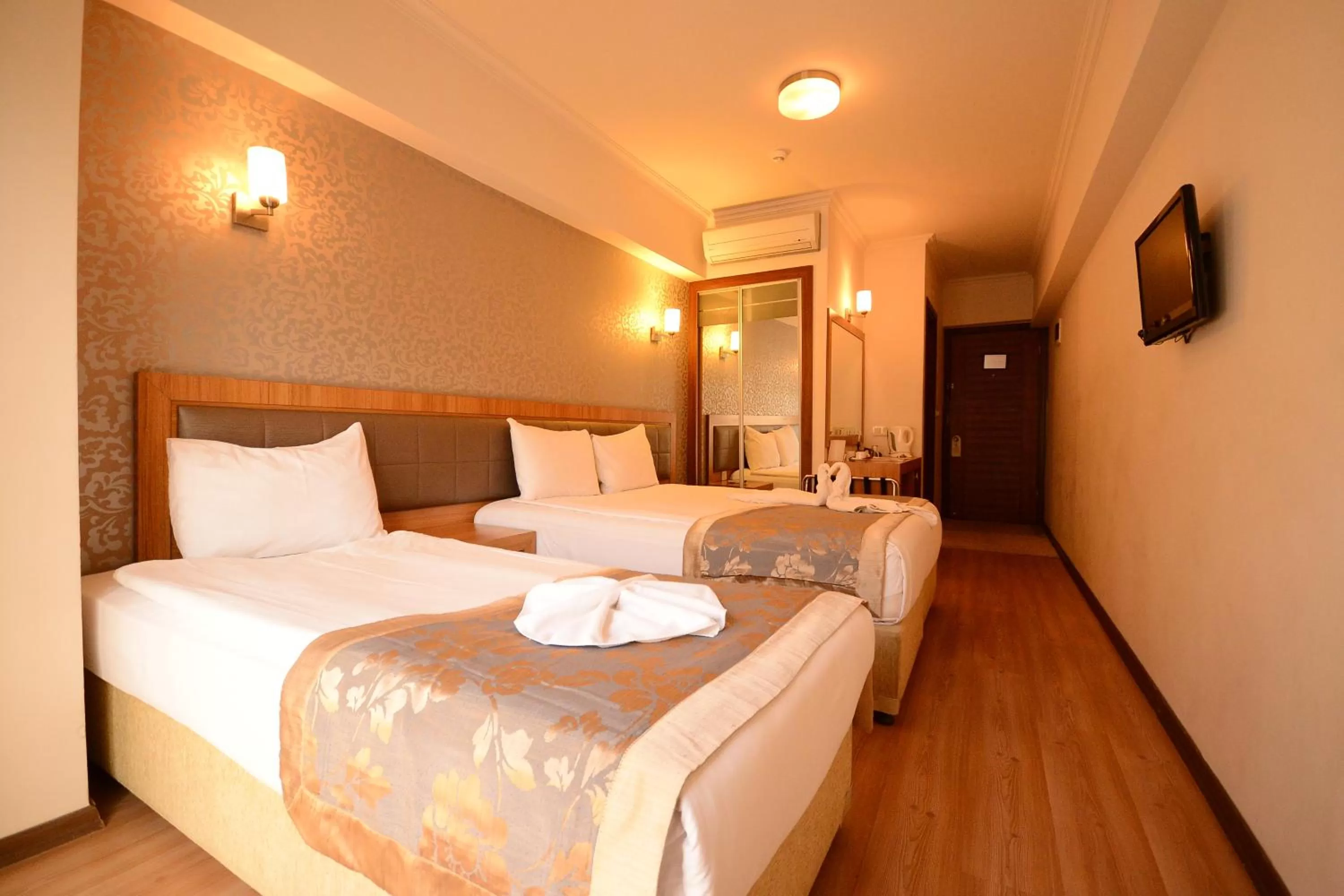 Photo of the whole room, Bed in Grand Anzac Hotel