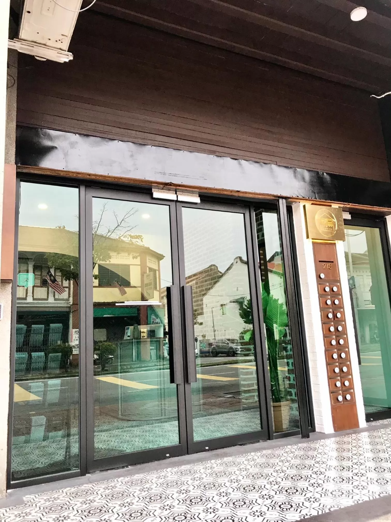 Facade/entrance in Carnarvon Suites