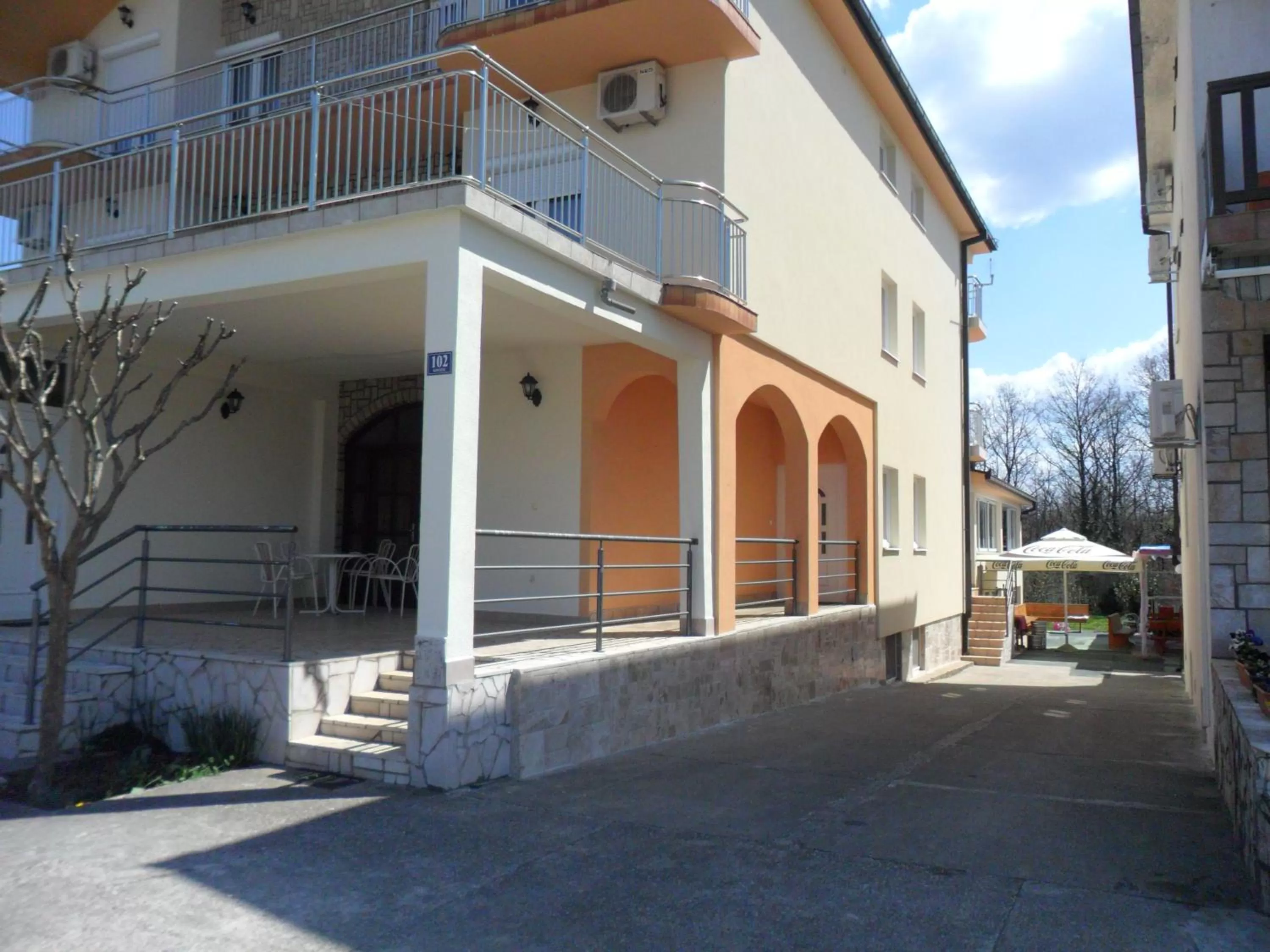 Street view, Property Building in Rooms MBM