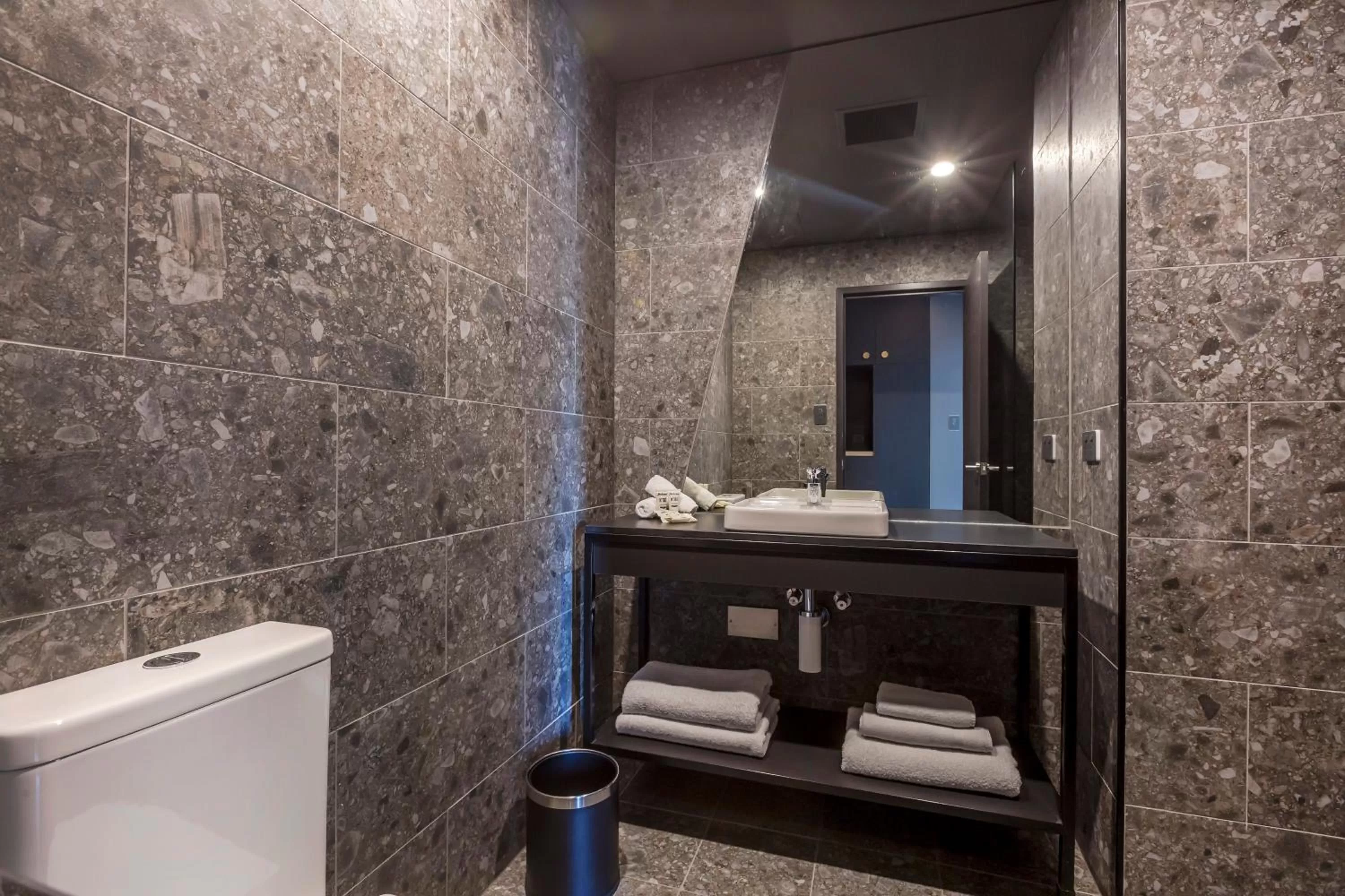 Bathroom in Marion Hotel