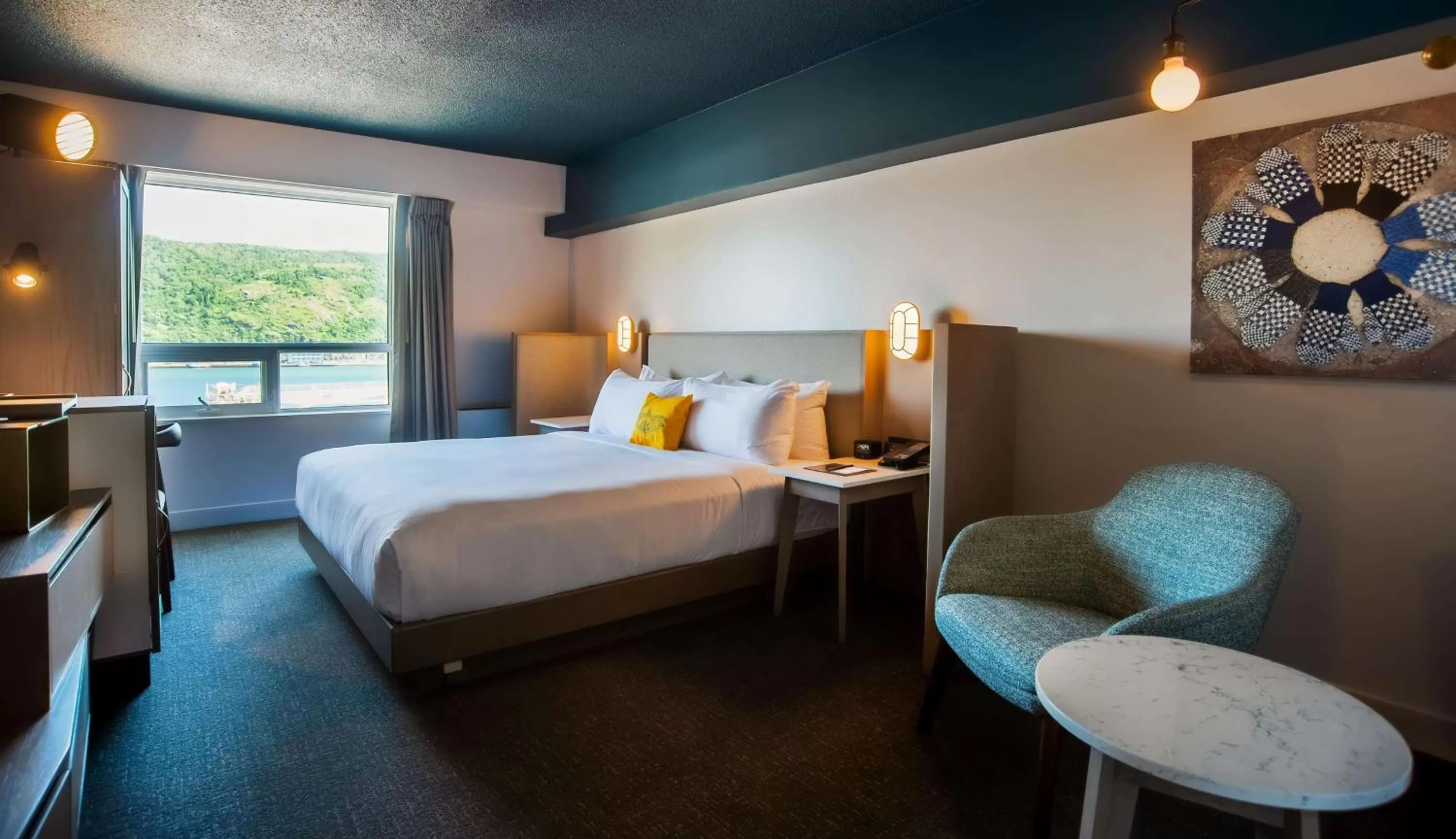 Living room, Bed in DoubleTree by Hilton St. John's Harbourview