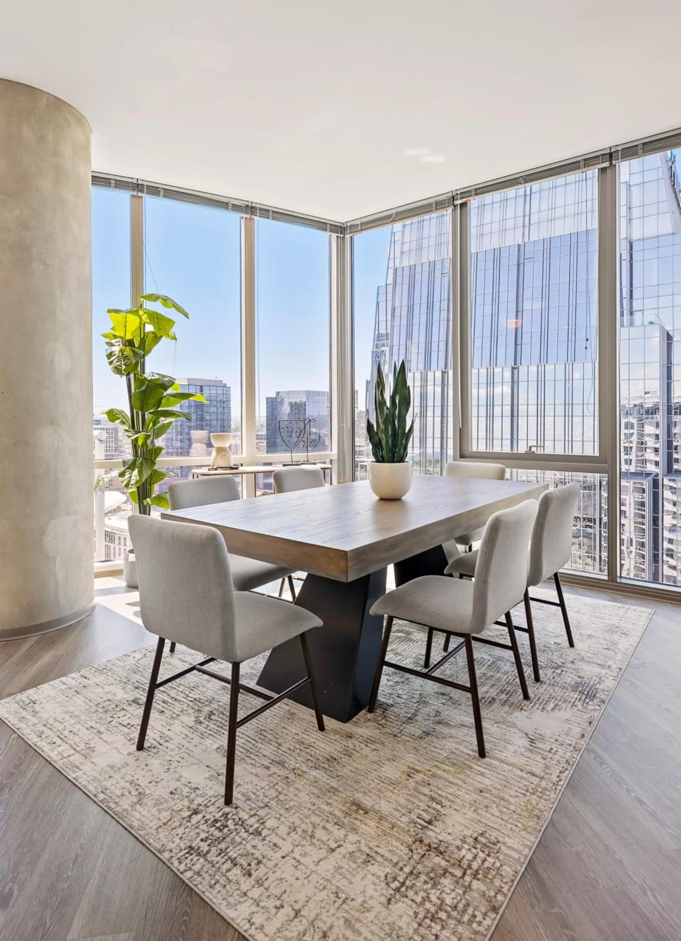 Dining area in Placemakr Premier SoBro