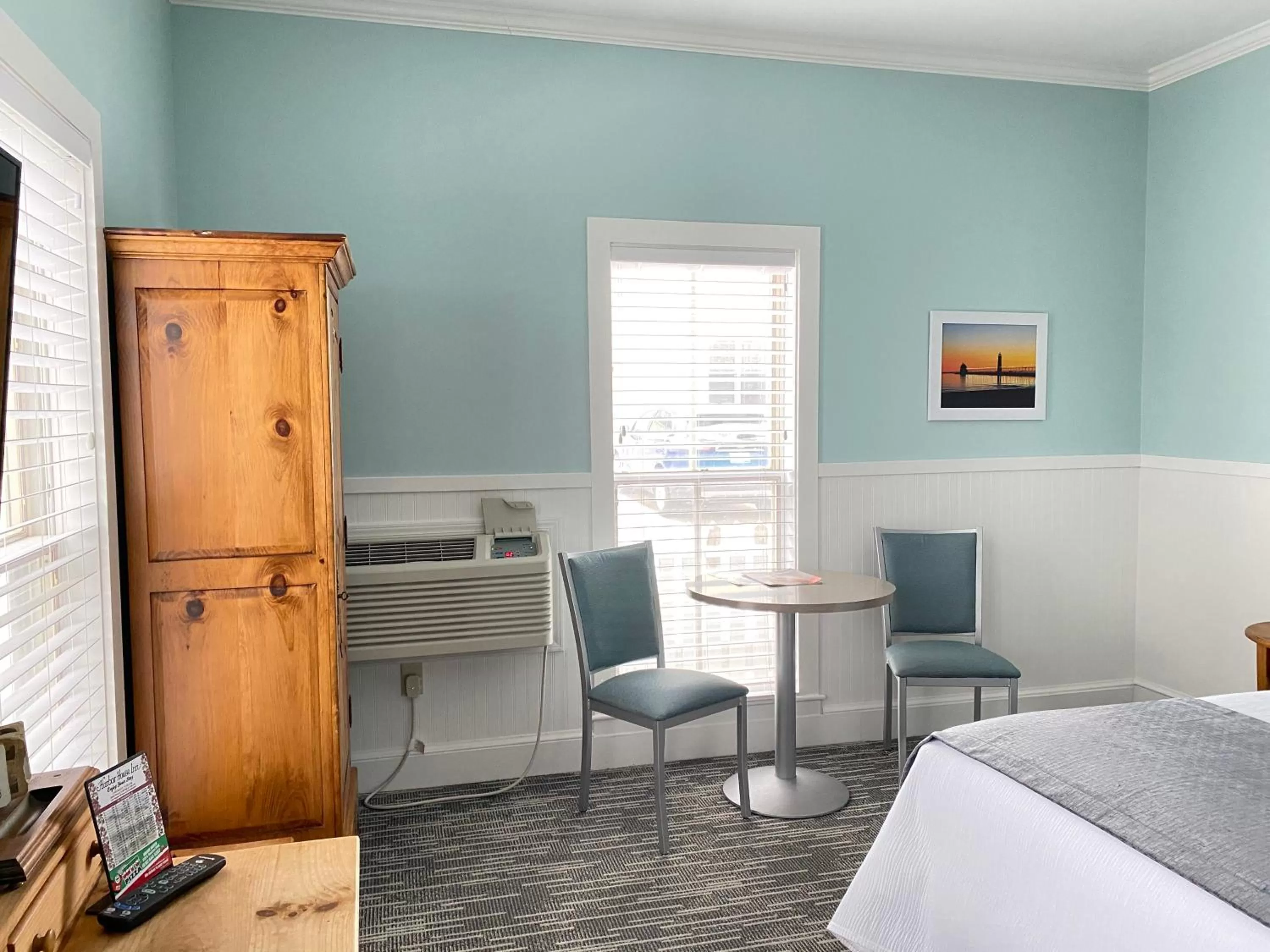 Bed in Harbor House Inn