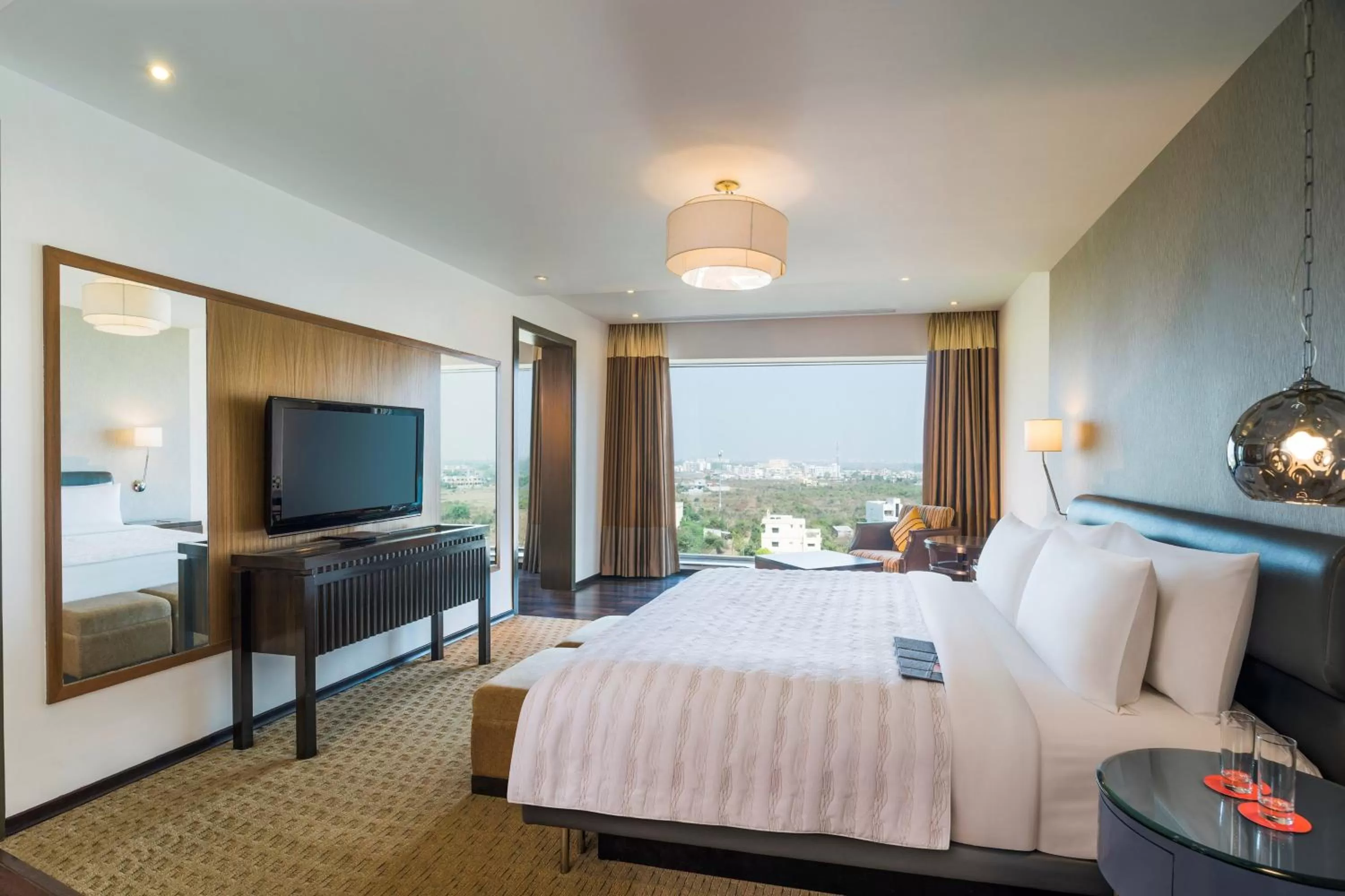 Photo of the whole room, Bed in Le Meridien Nagpur