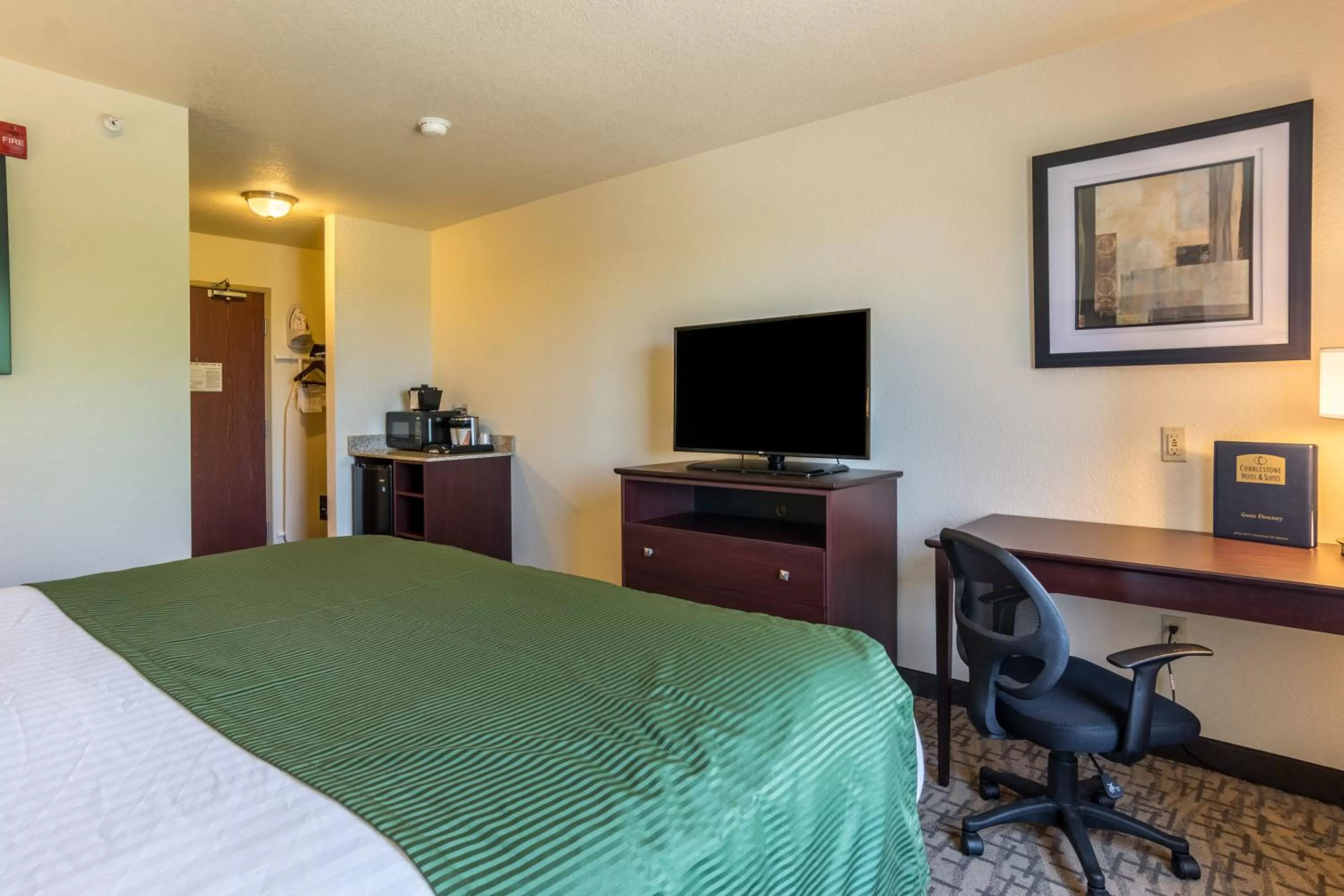 TV and multimedia, Bed in Cobblestone Hotel & Suites - Erie