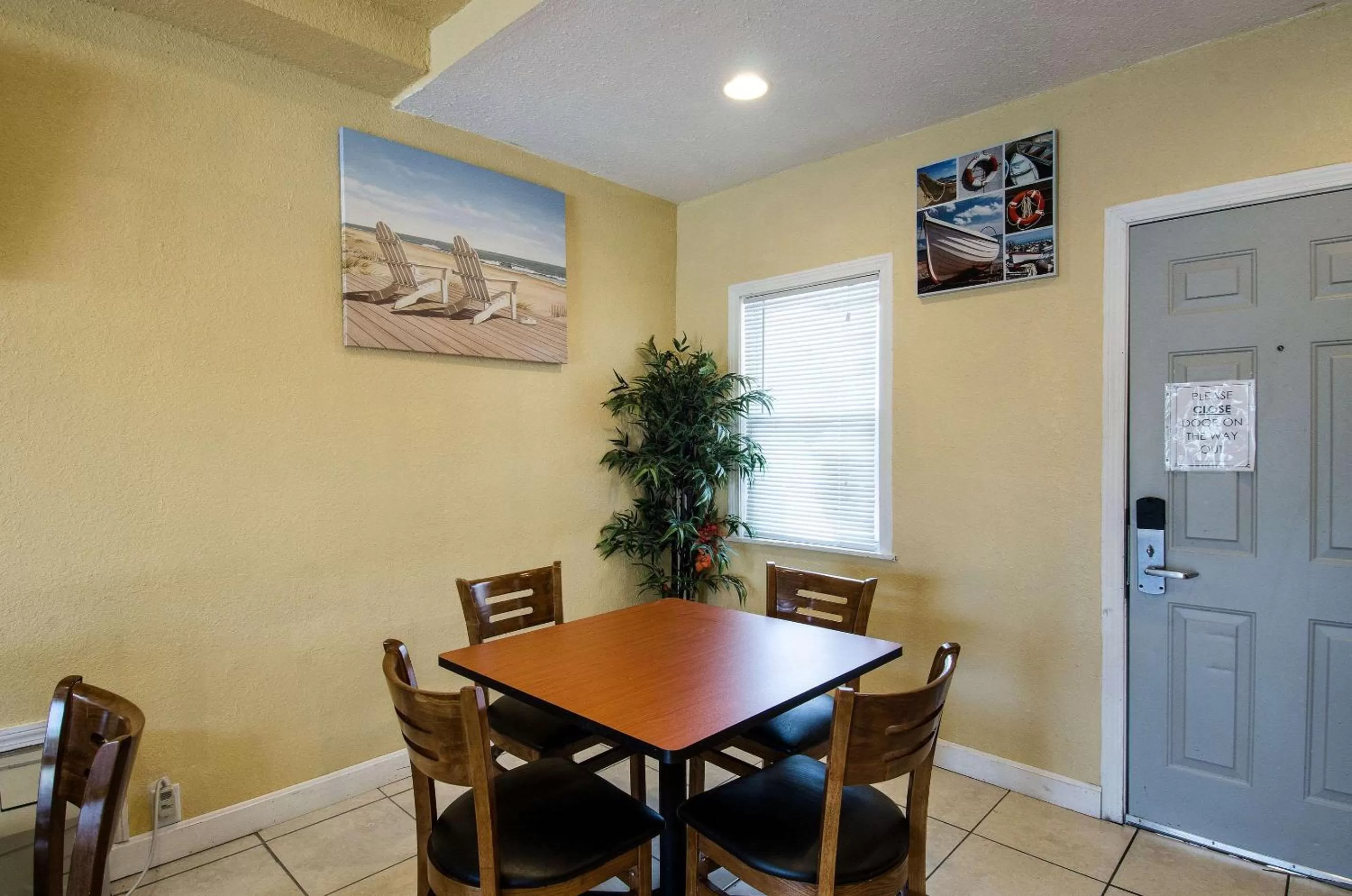 Restaurant/places to eat in Econo Lodge West Yarmouth on Cape Cod