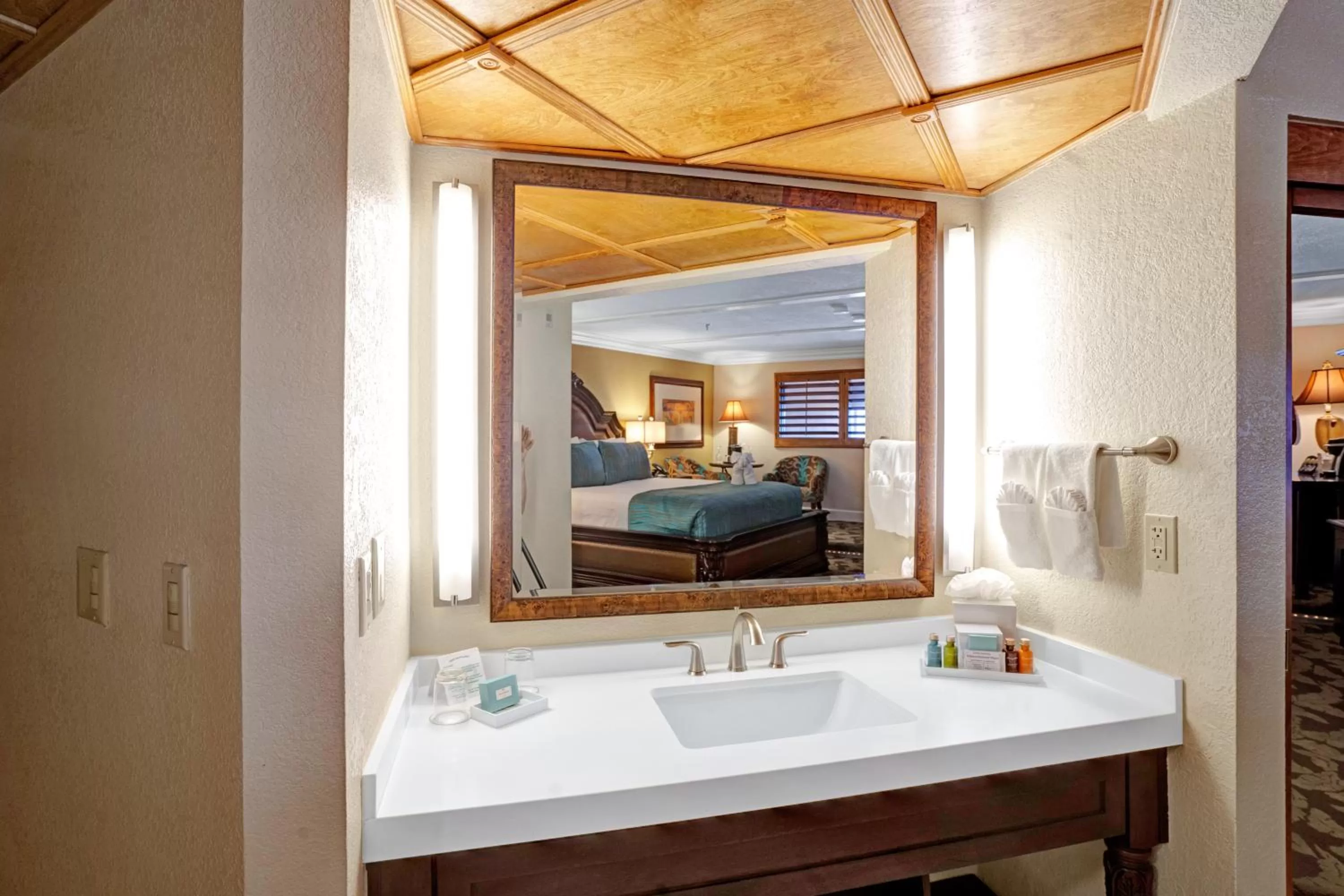 Bathroom, Bed in Pacific Terrace Hotel