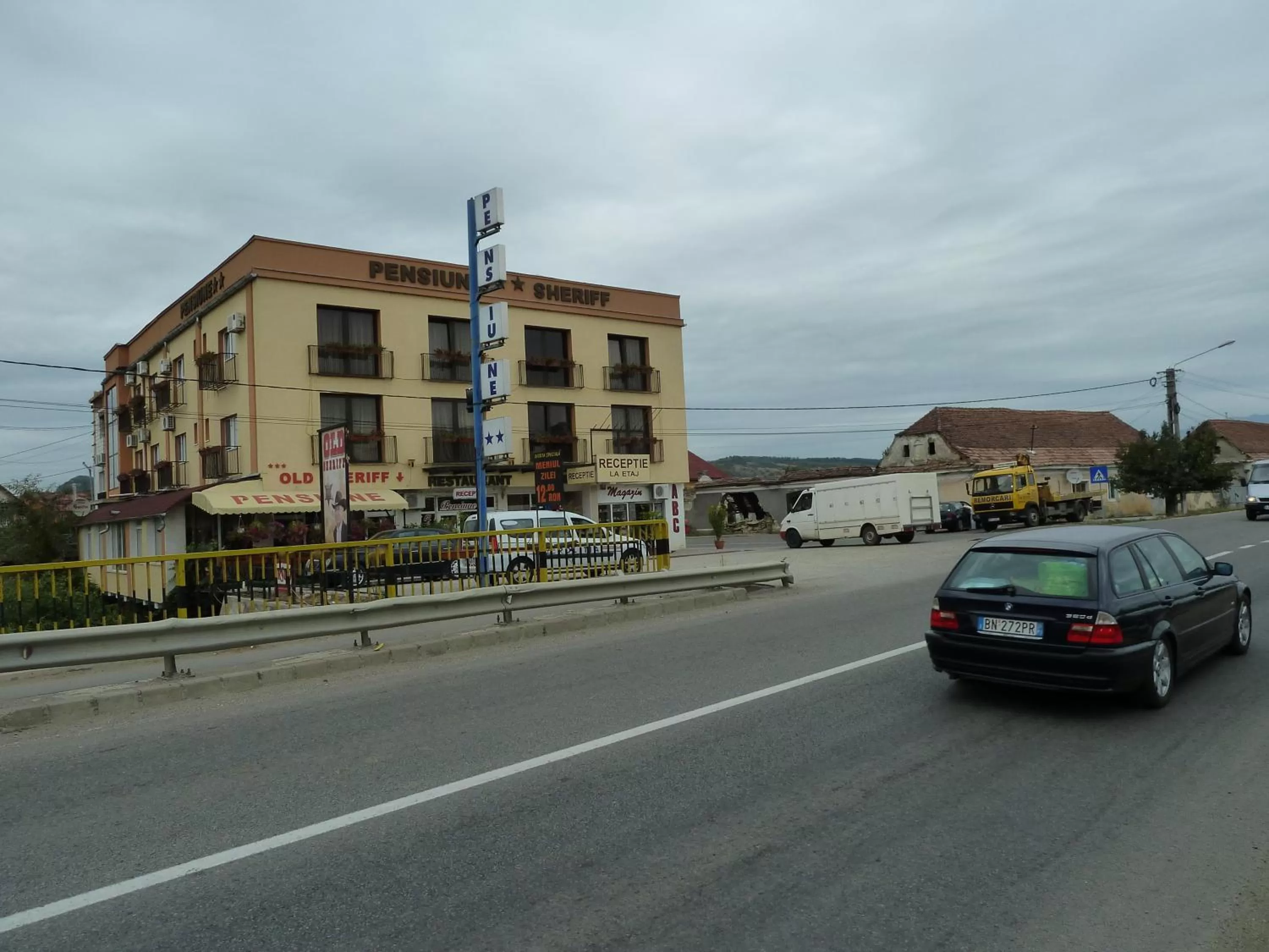Facade/entrance, Property Building in Pensiunea Old Sheriff