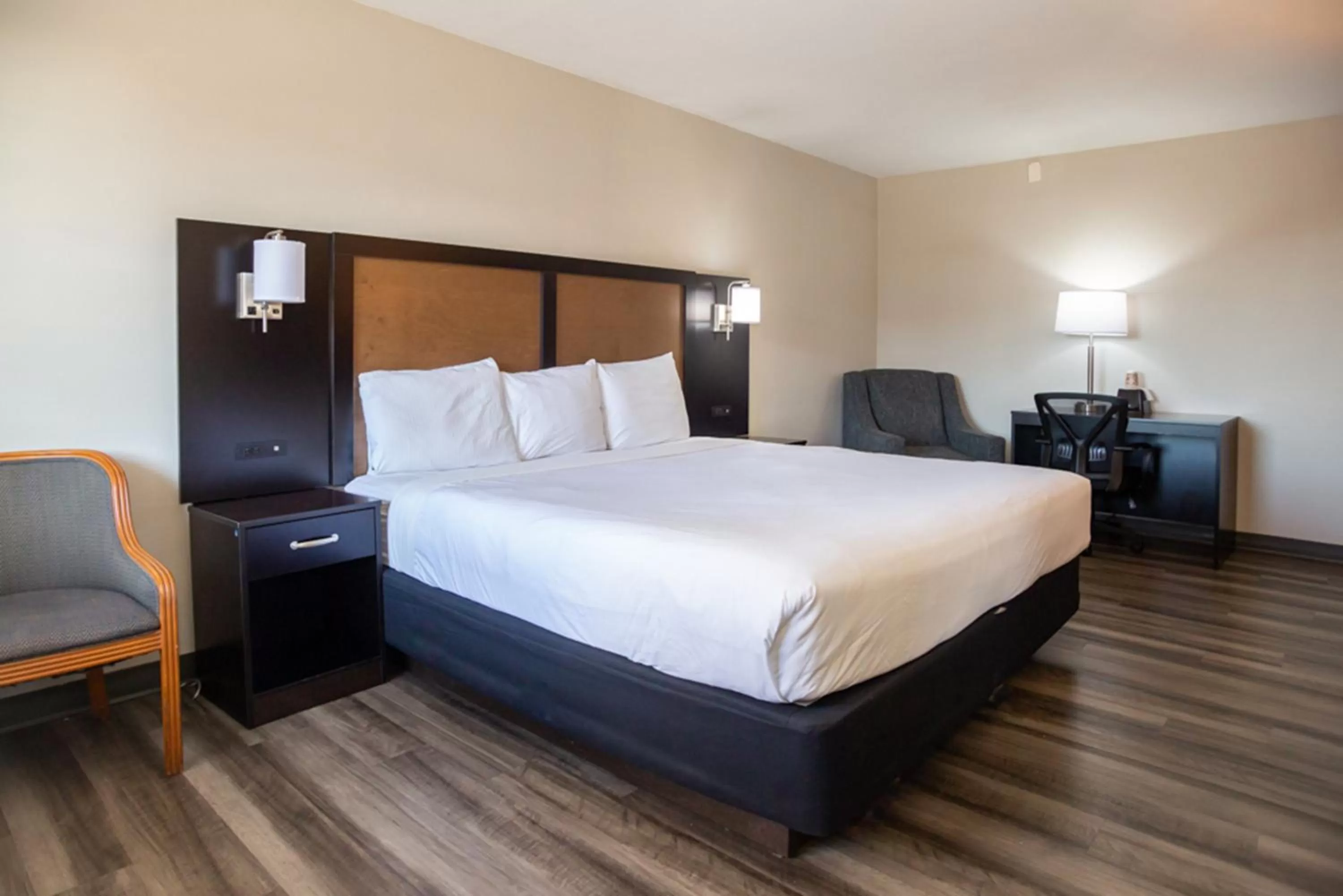 Bedroom, Bed in Baymont by Wyndham Austin University Area