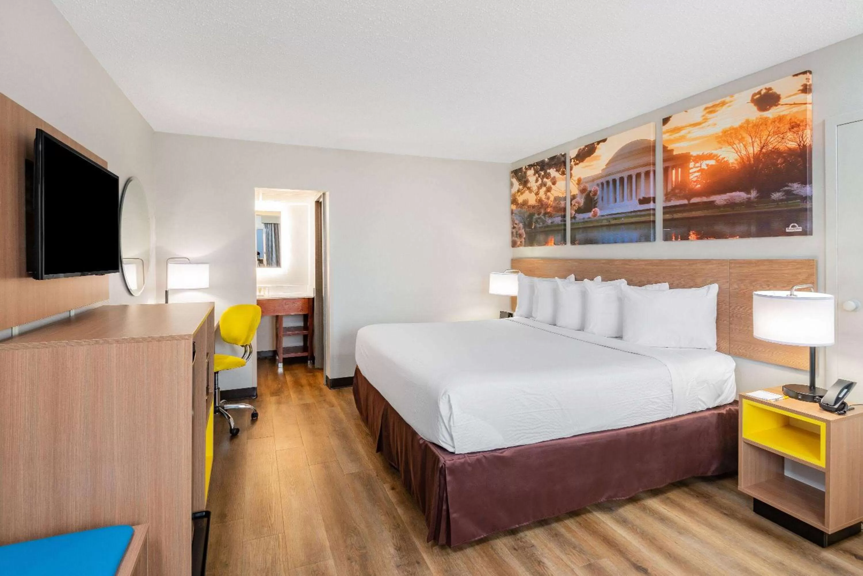 Photo of the whole room, Bed in Days Inn by Wyndham Charlottesville/University Area