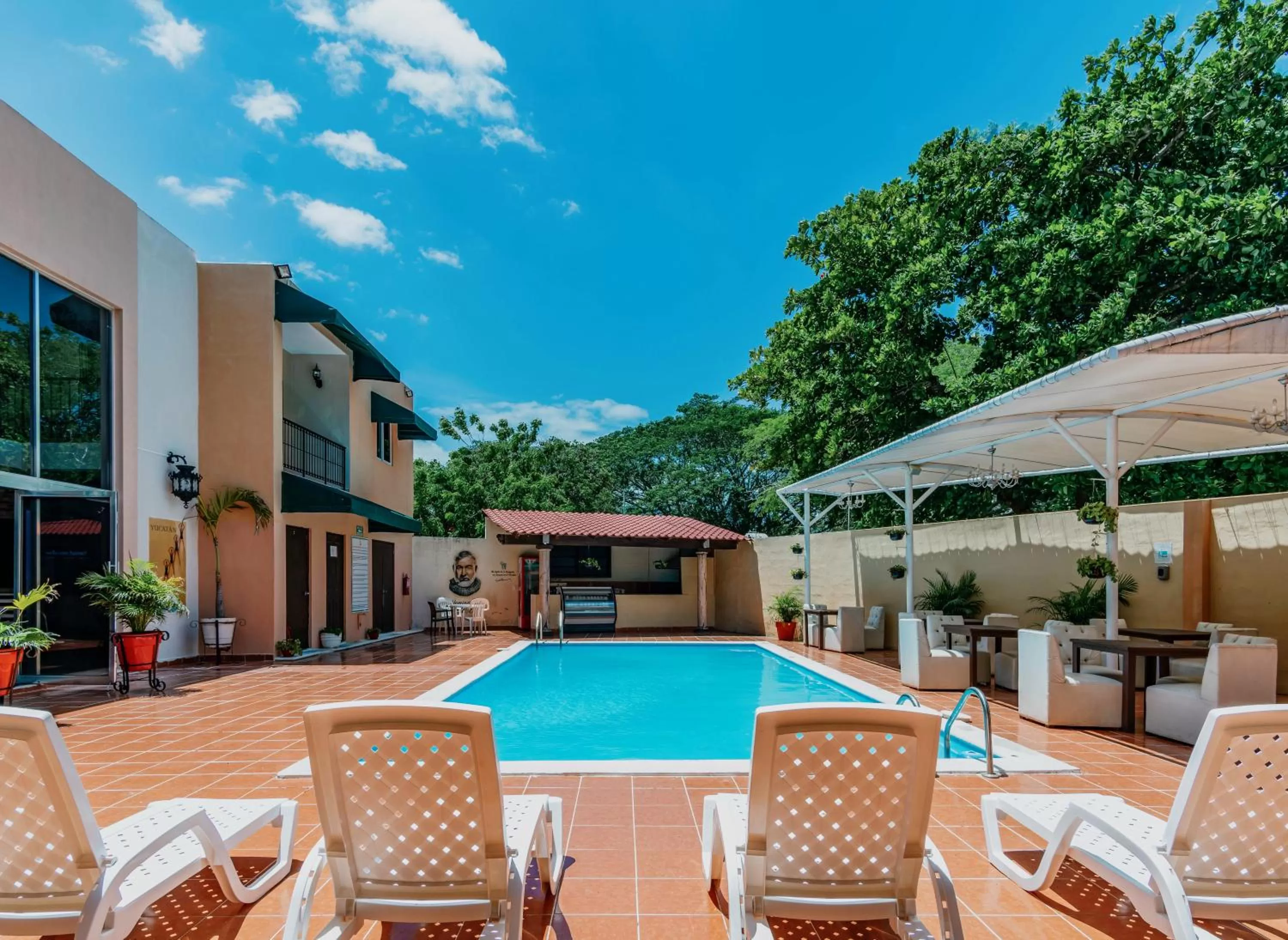 Swimming pool in Hotel Siglo 21 Merida