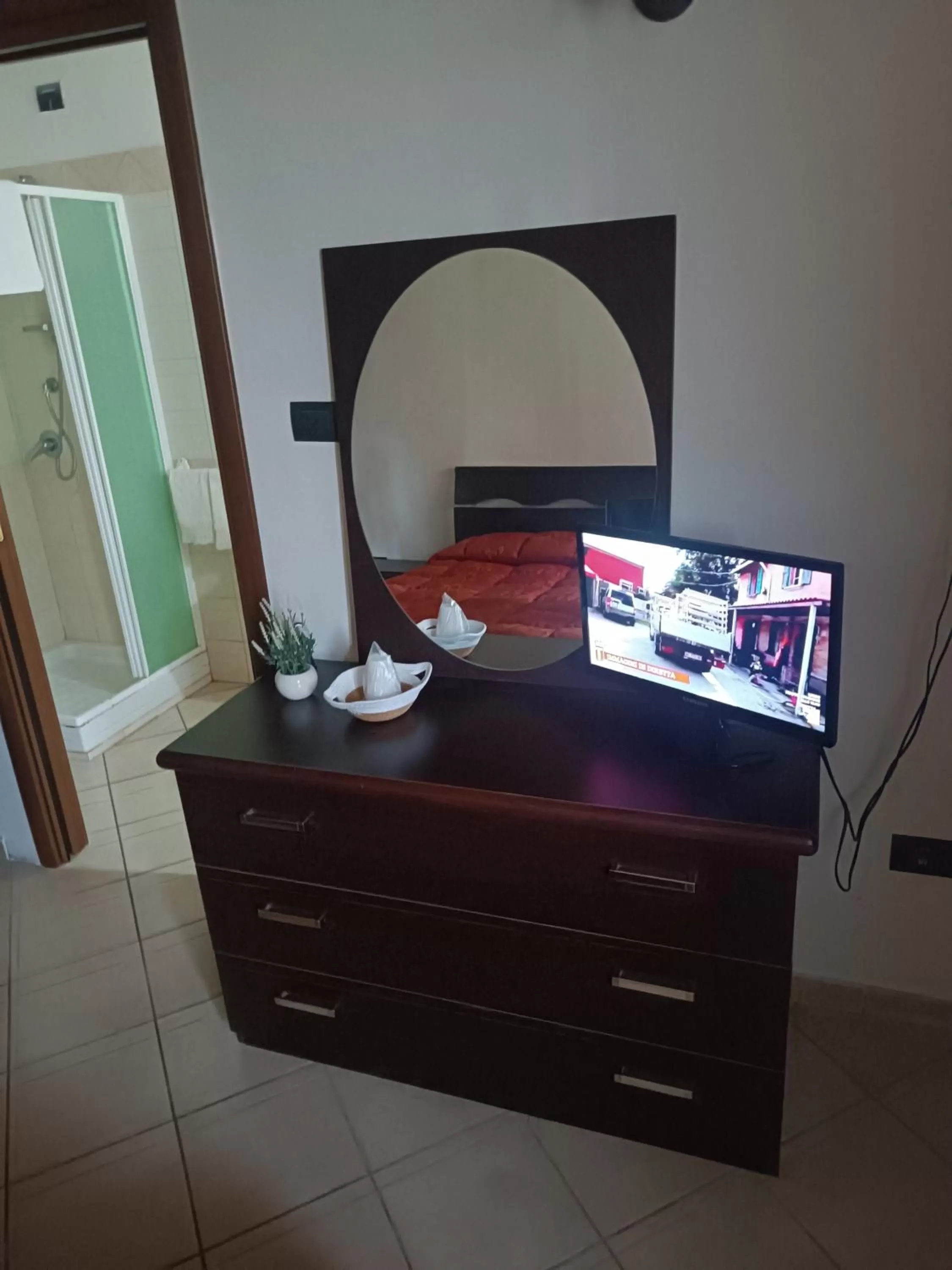 TV and multimedia, TV/Entertainment Center in Villa Marano