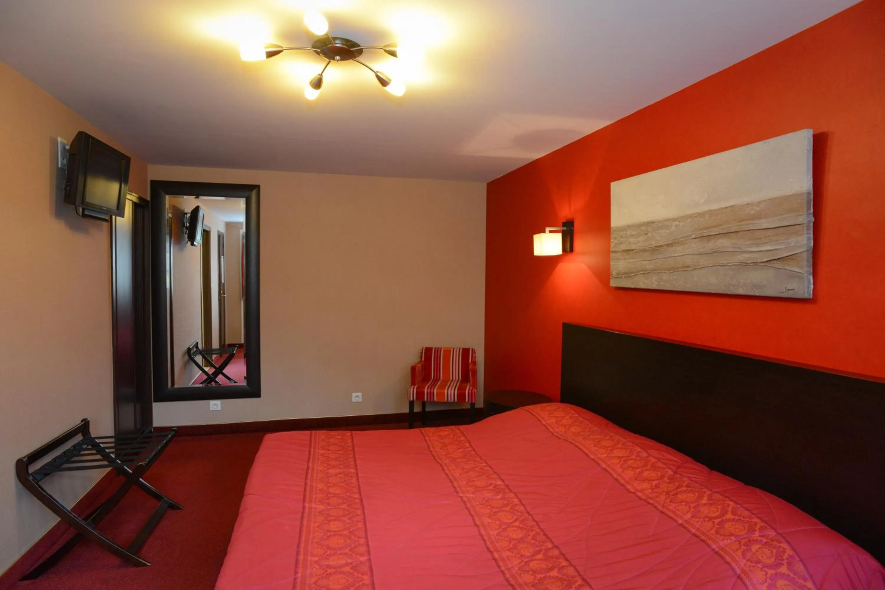 Photo of the whole room, Bed in Hôtel de La Croix d'Or