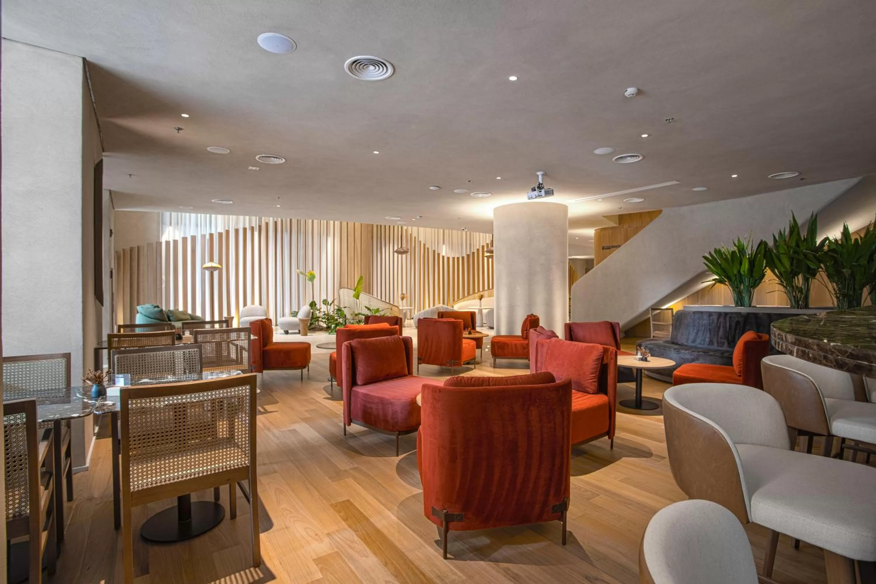 Lounge or bar in QOYA Hotel Curitiba, Curio Collection by Hilton