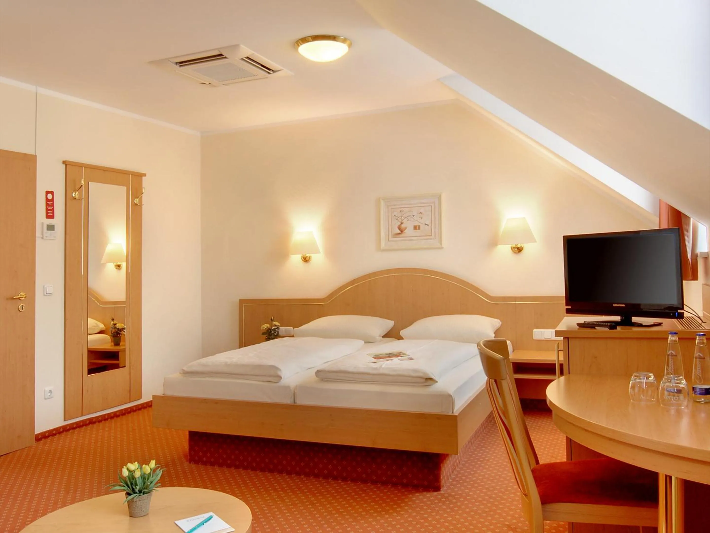 Photo of the whole room, Bed in Hotel Kriemhild am Hirschgarten