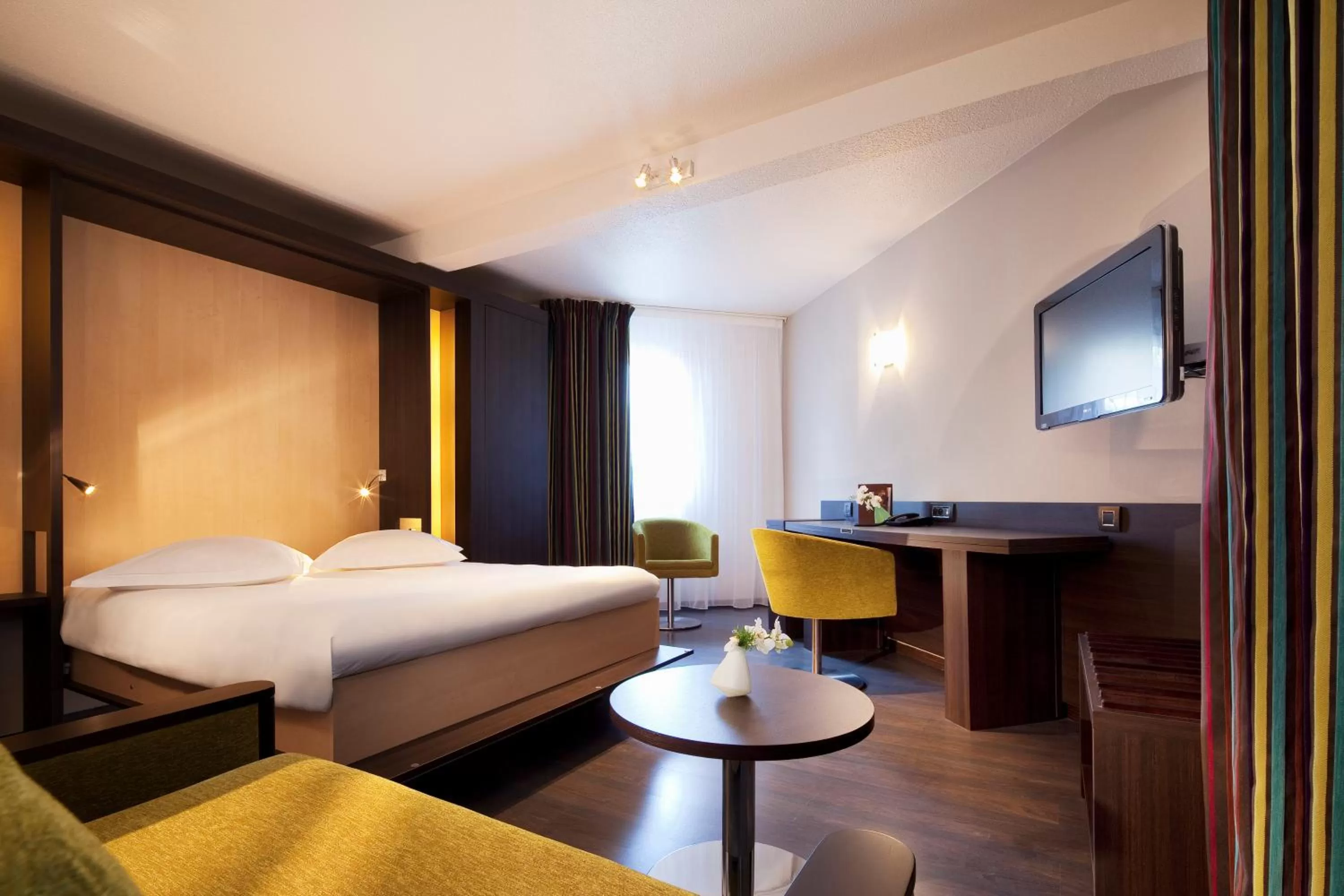 Photo of the whole room, Bed in Escale Oceania Vannes Centre