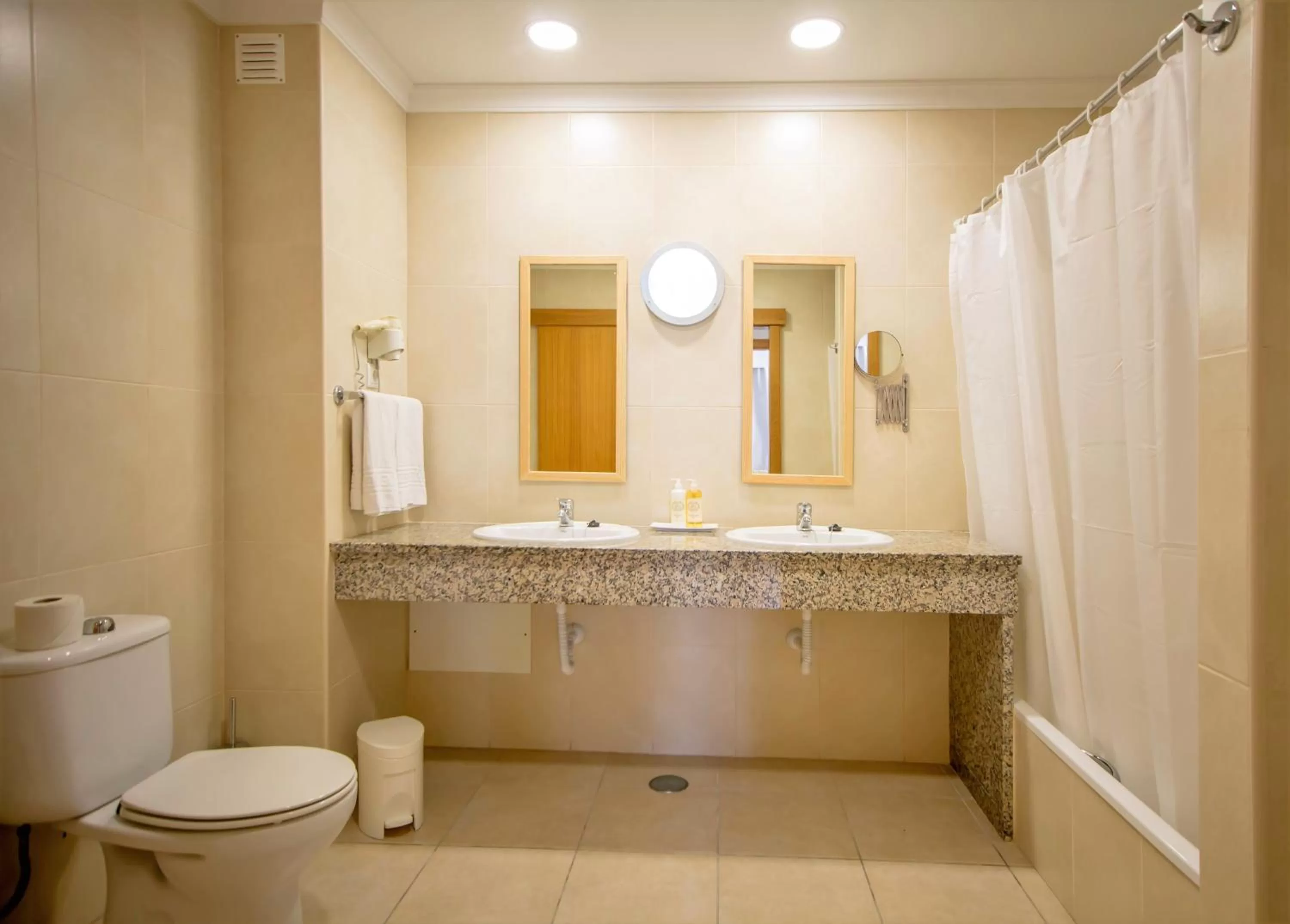 Bathroom in Aquamar Albufeira Aparthotel