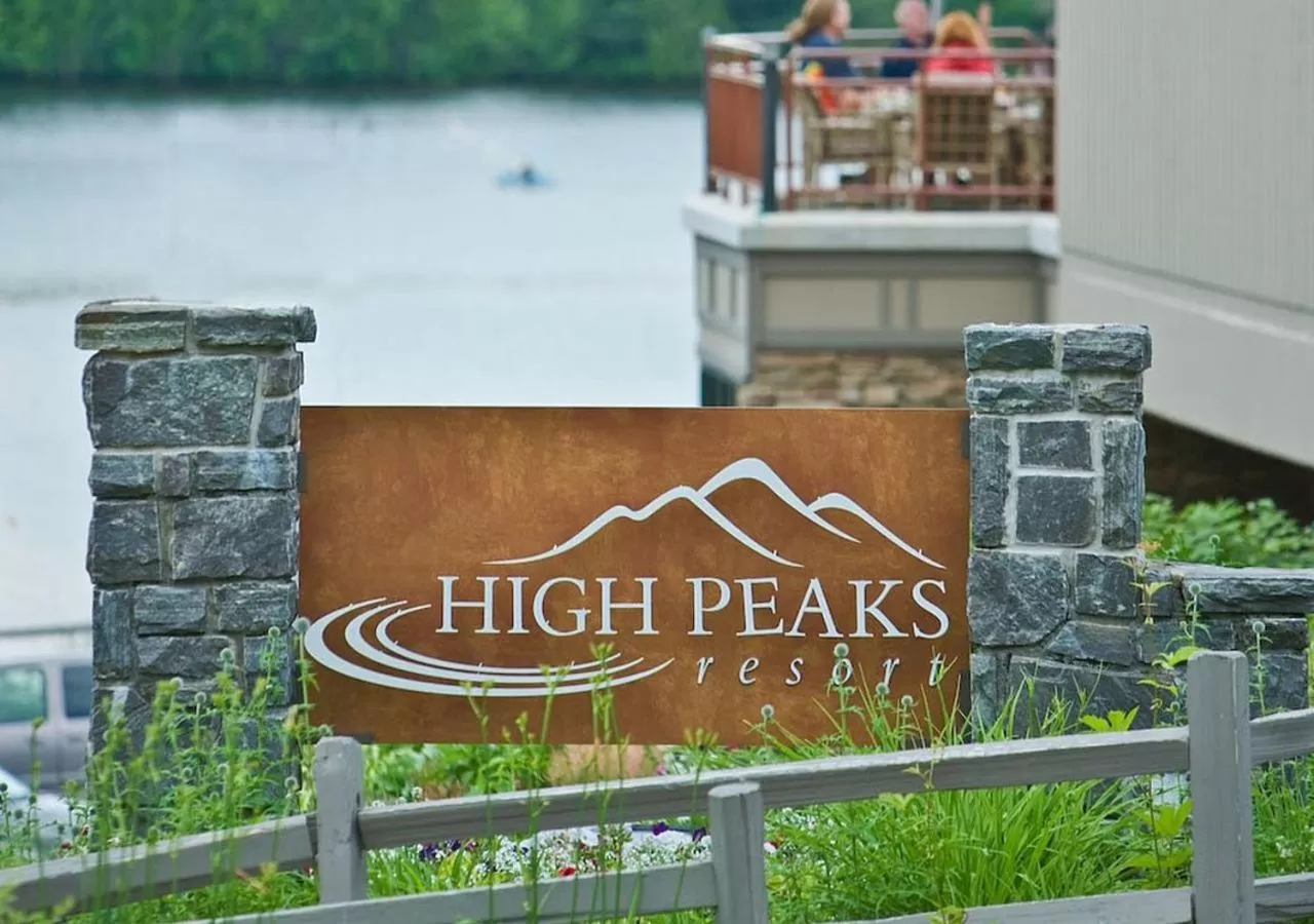 Facade/entrance in High Peaks Resort