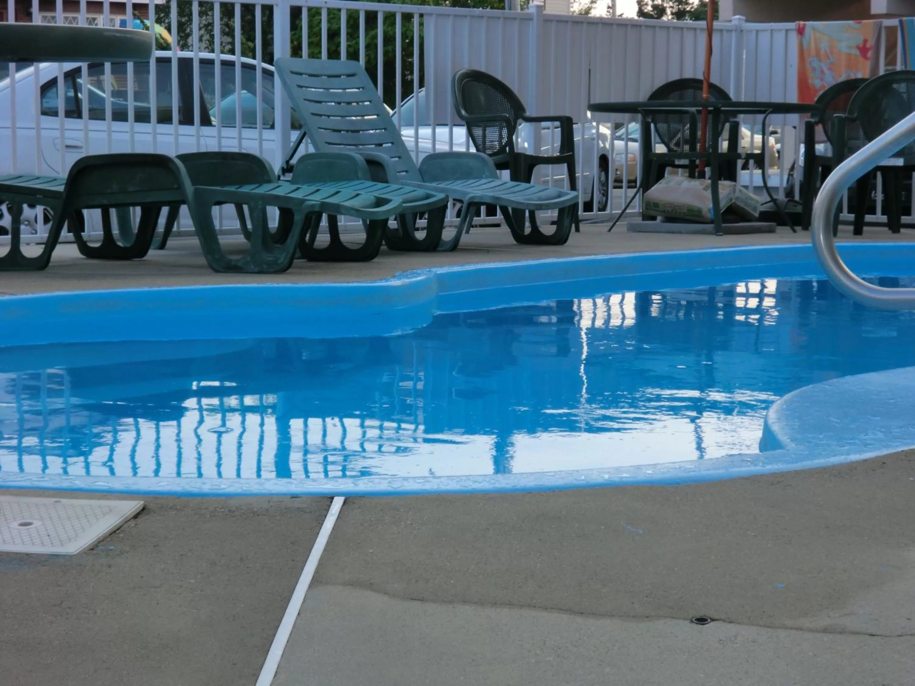Swimming pool in Bay Breeze Motel