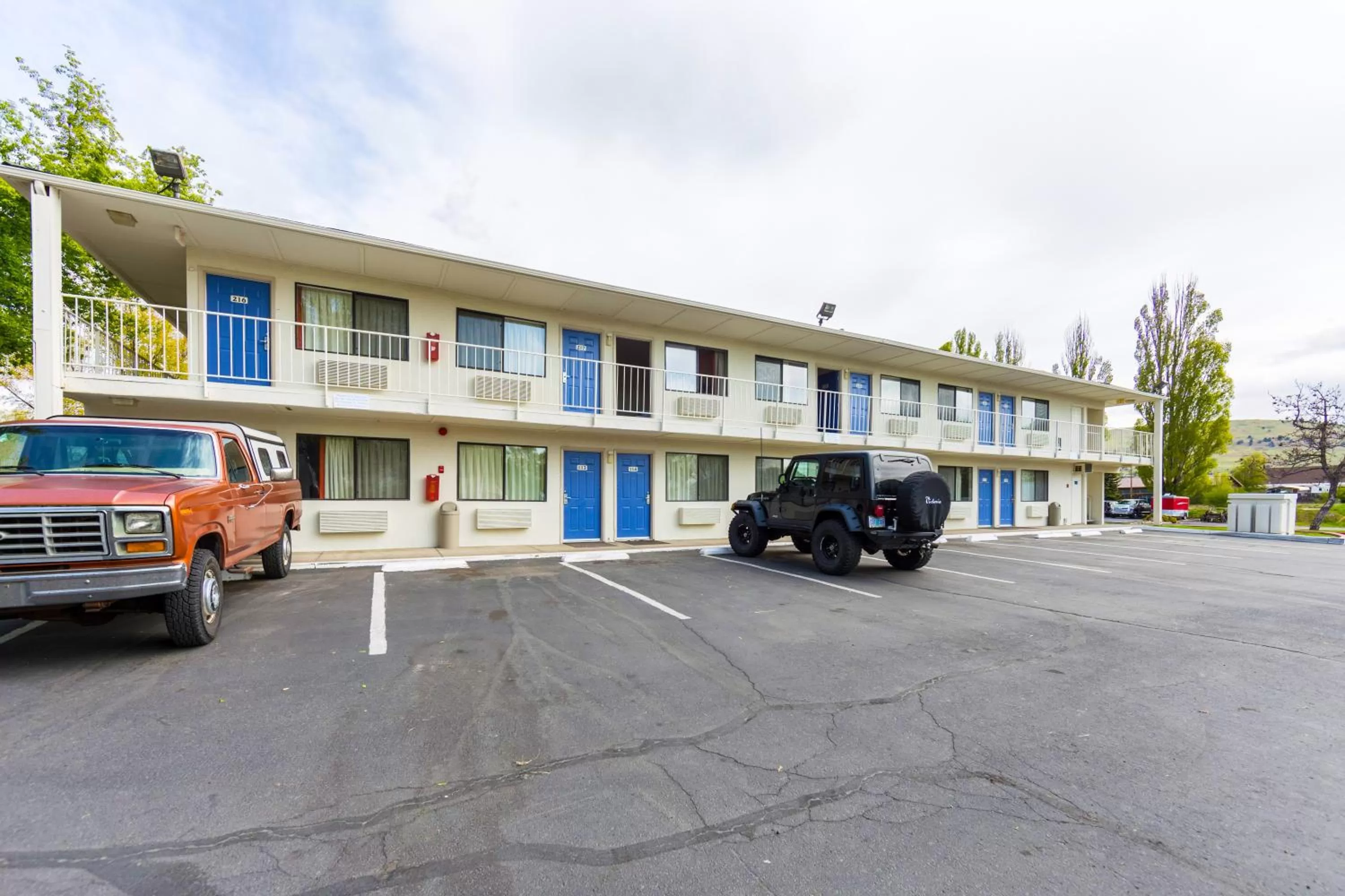 Facade/entrance in Motel 6-Klamath Falls, OR