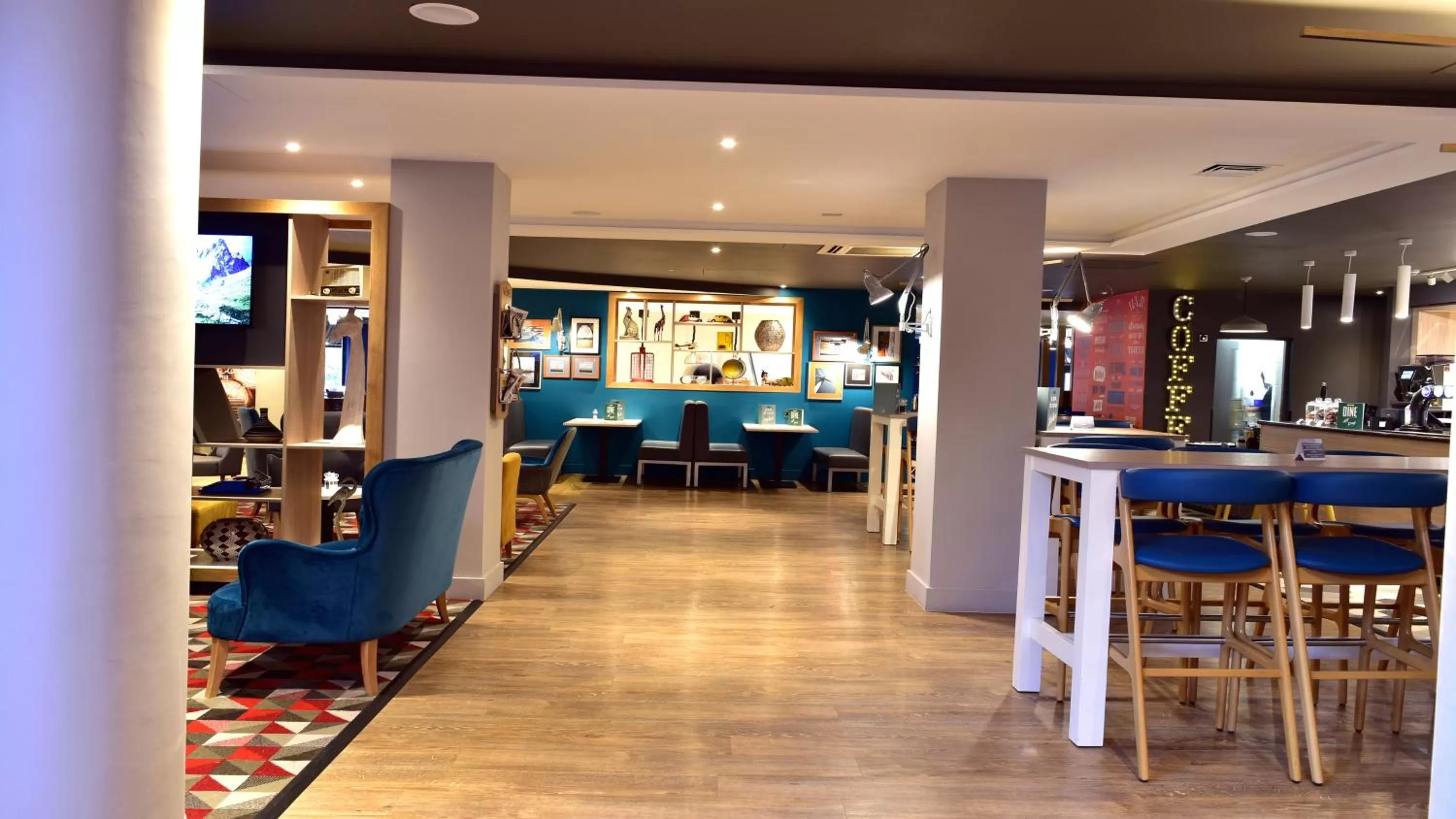 Lounge or bar in Holiday Inn Glasgow - East Kilbride by IHG