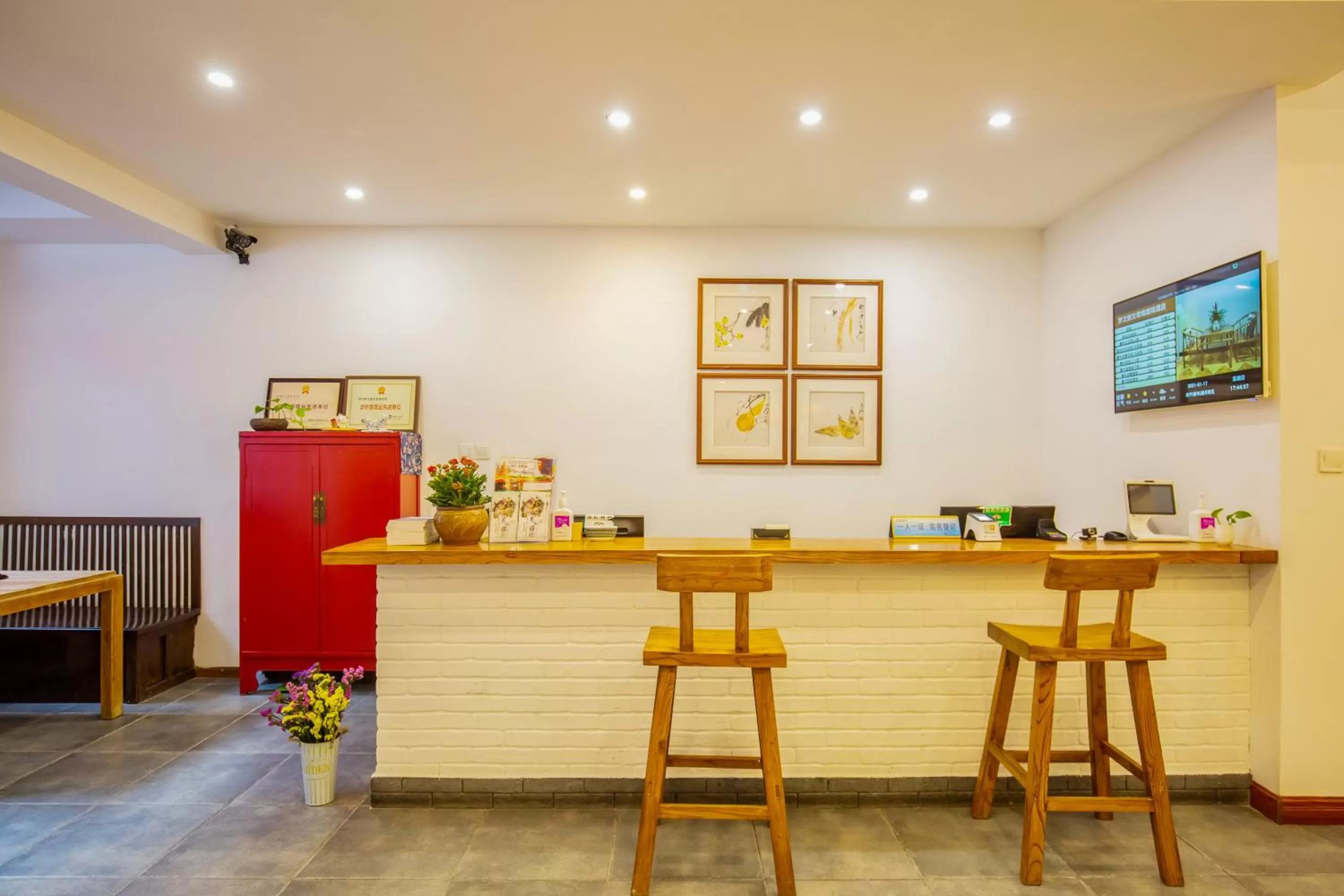 Lobby or reception in Wenjun Courtyard Hotel---3mins walk from Tonghuimen metro station ,next to People`s Park, fluent English service ,travel agency