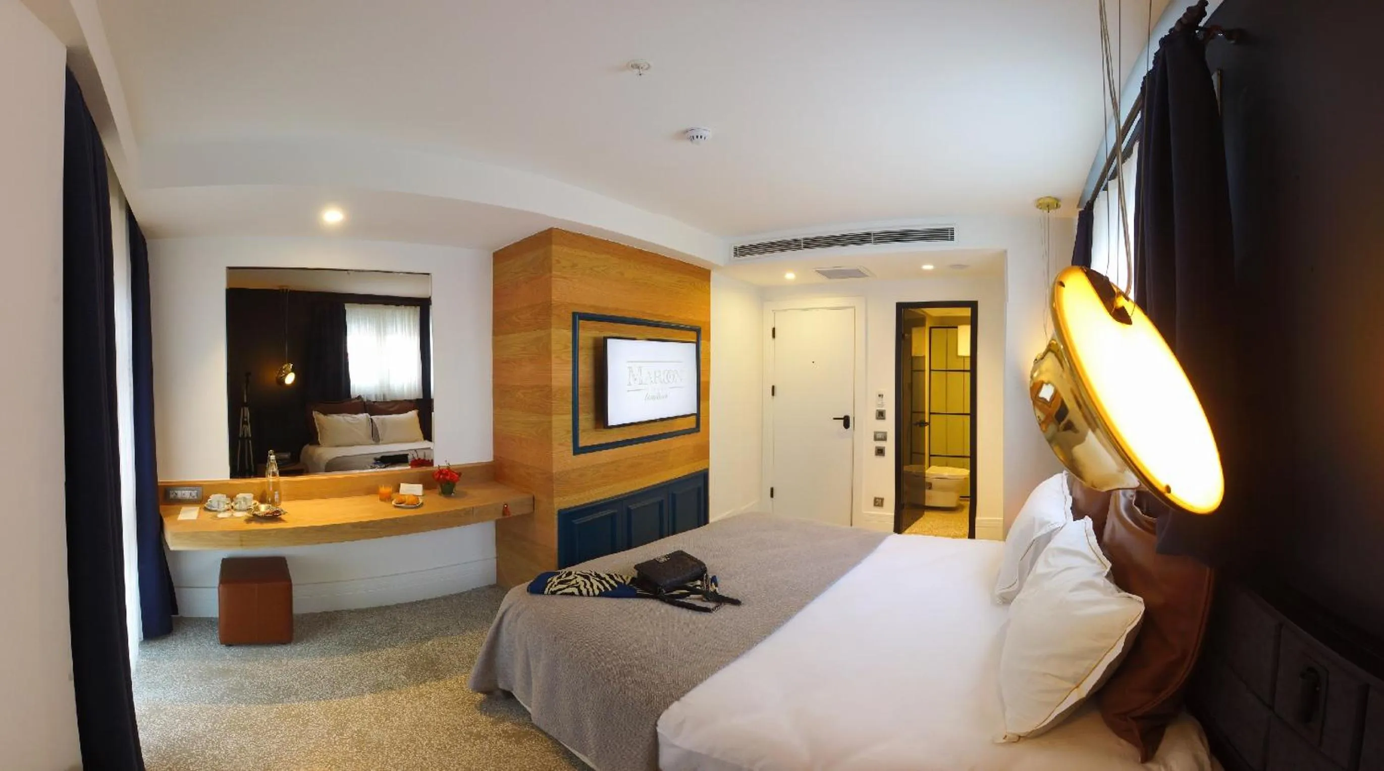 Photo of the whole room, Bed in Maroon Tomtom