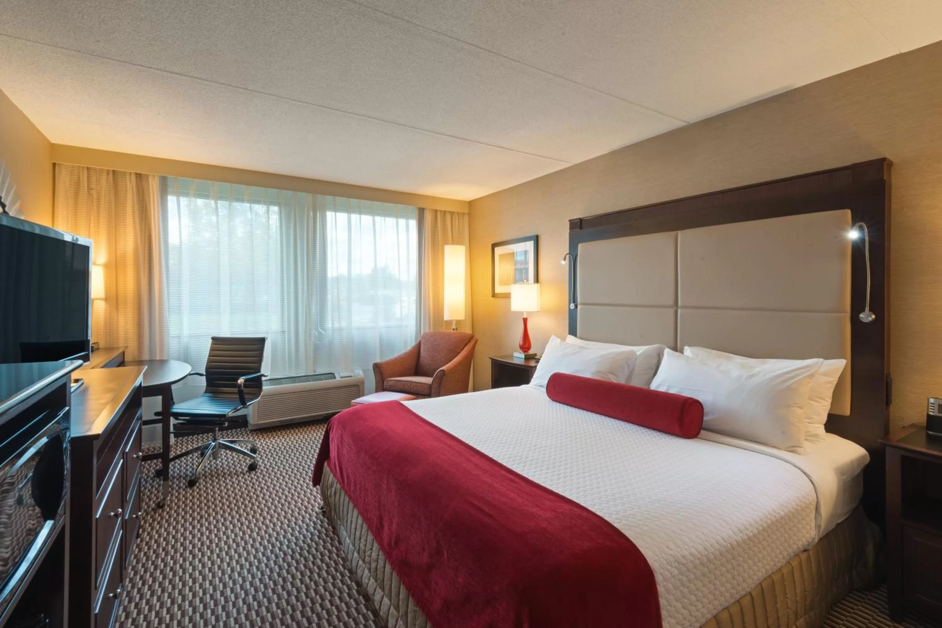 Photo of the whole room, Bed in Crowne Plaza Boston - Woburn by IHG