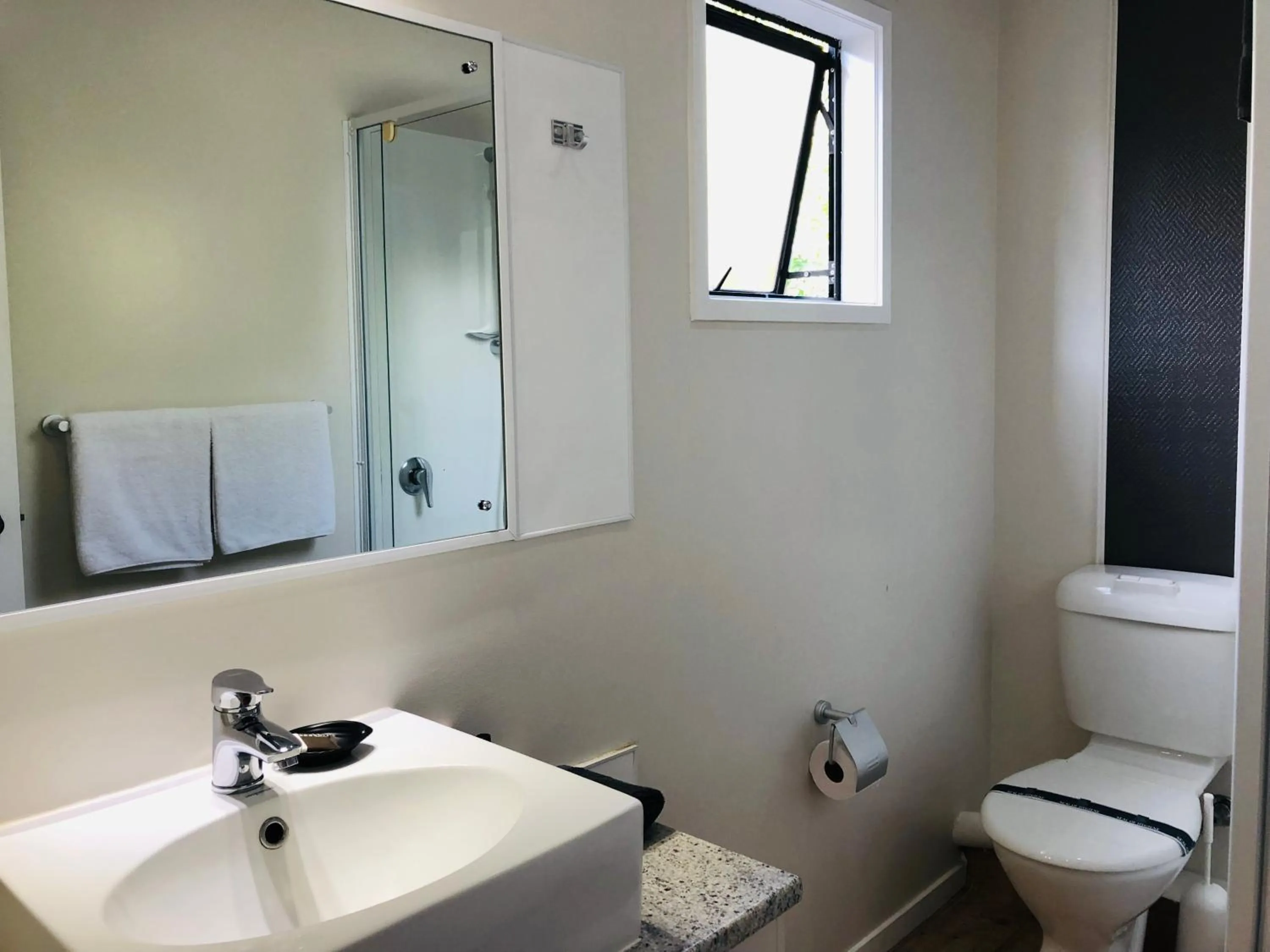 Bathroom in Tudor Court Motor Lodge