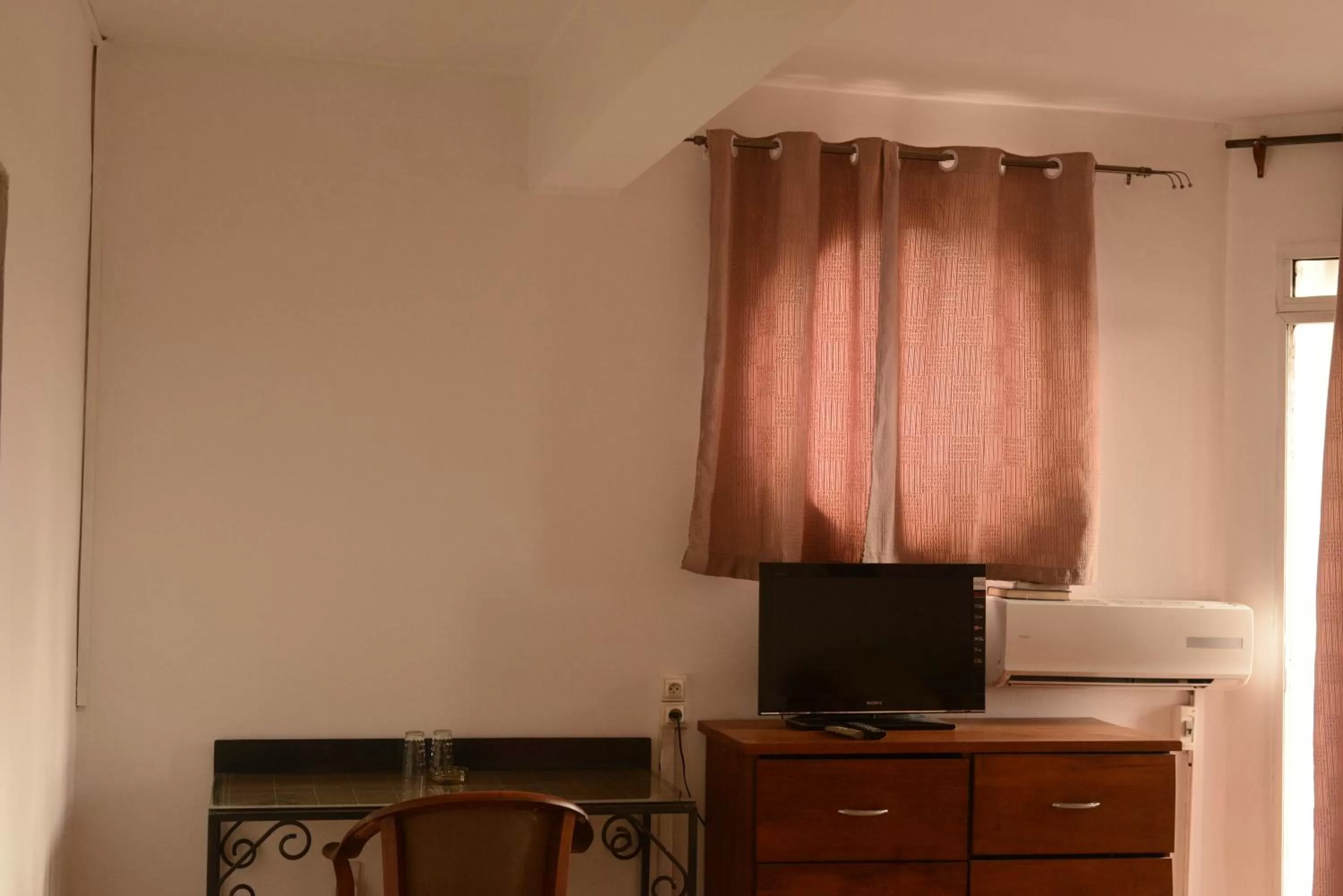 Communal lounge/ TV room, TV/Entertainment Center in Hotel Le Relais Normand