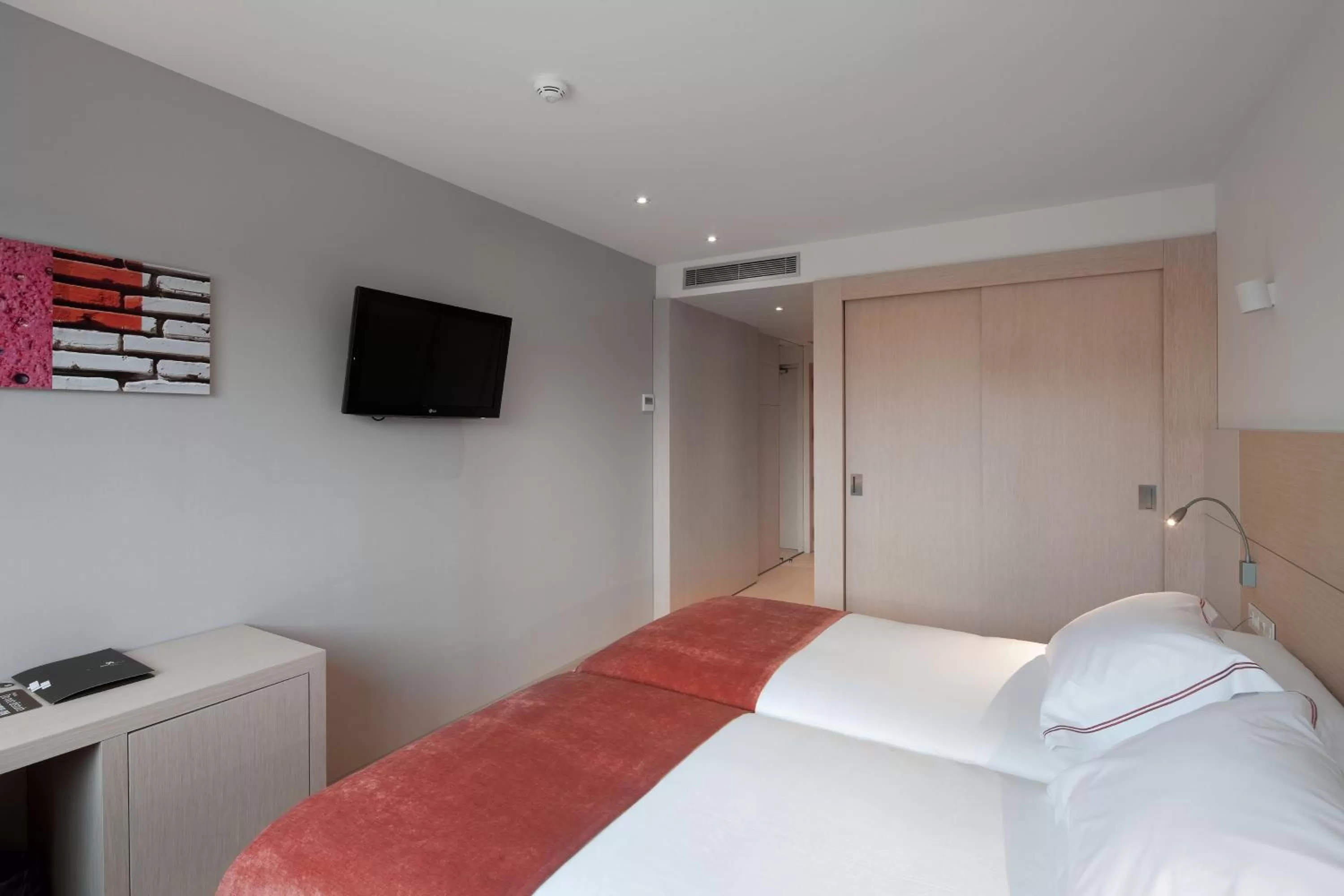 Photo of the whole room, Bed in Sercotel Hola Tafalla