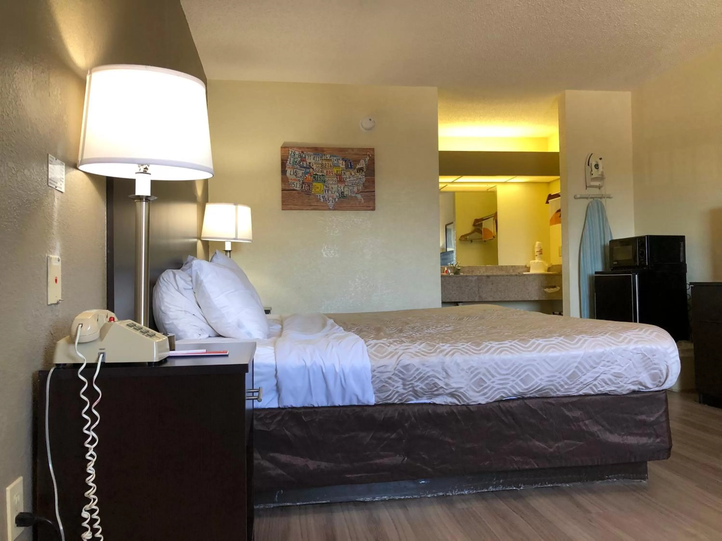 Bed in Econo Lodge Dothan West